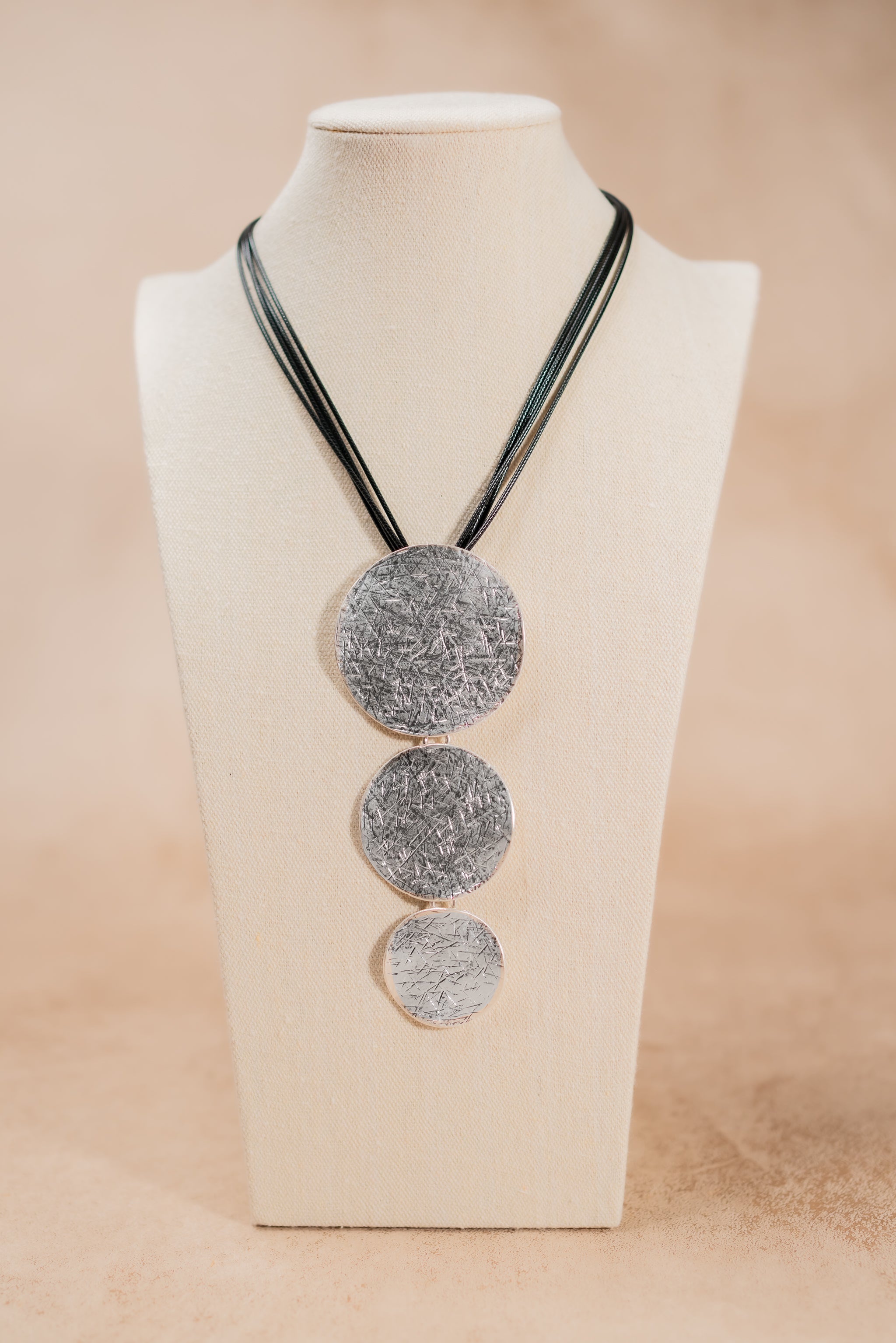 Halskette mit Lederband, Silber