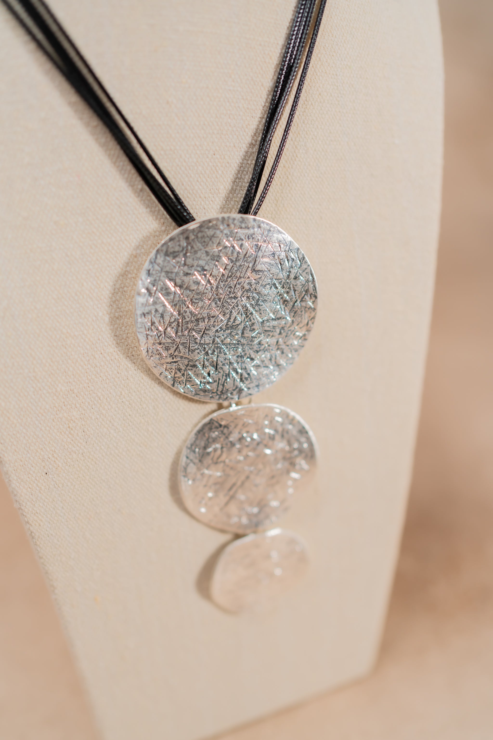 Halskette mit Lederband, Silber