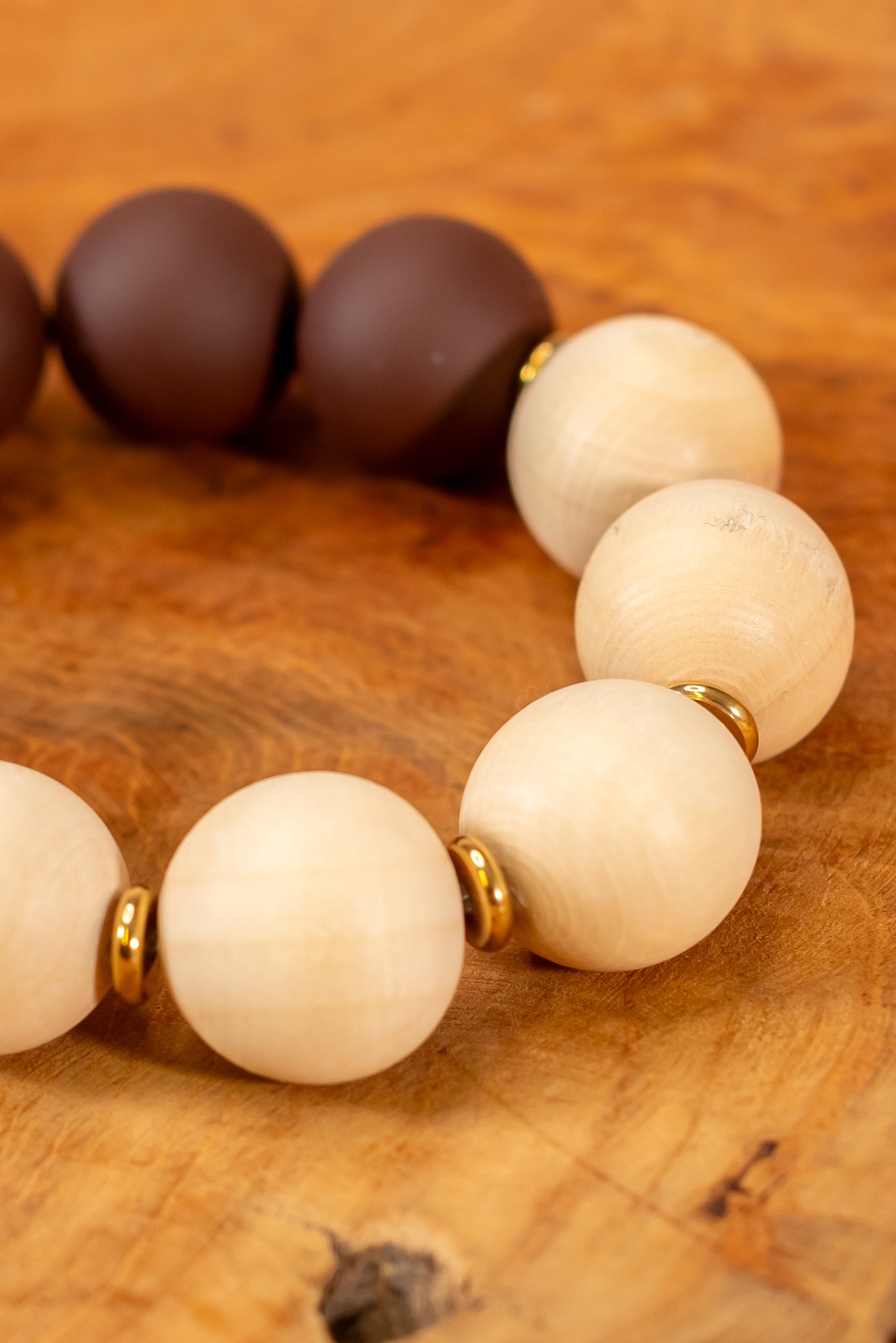 Perlenarmband aus Holzperlen