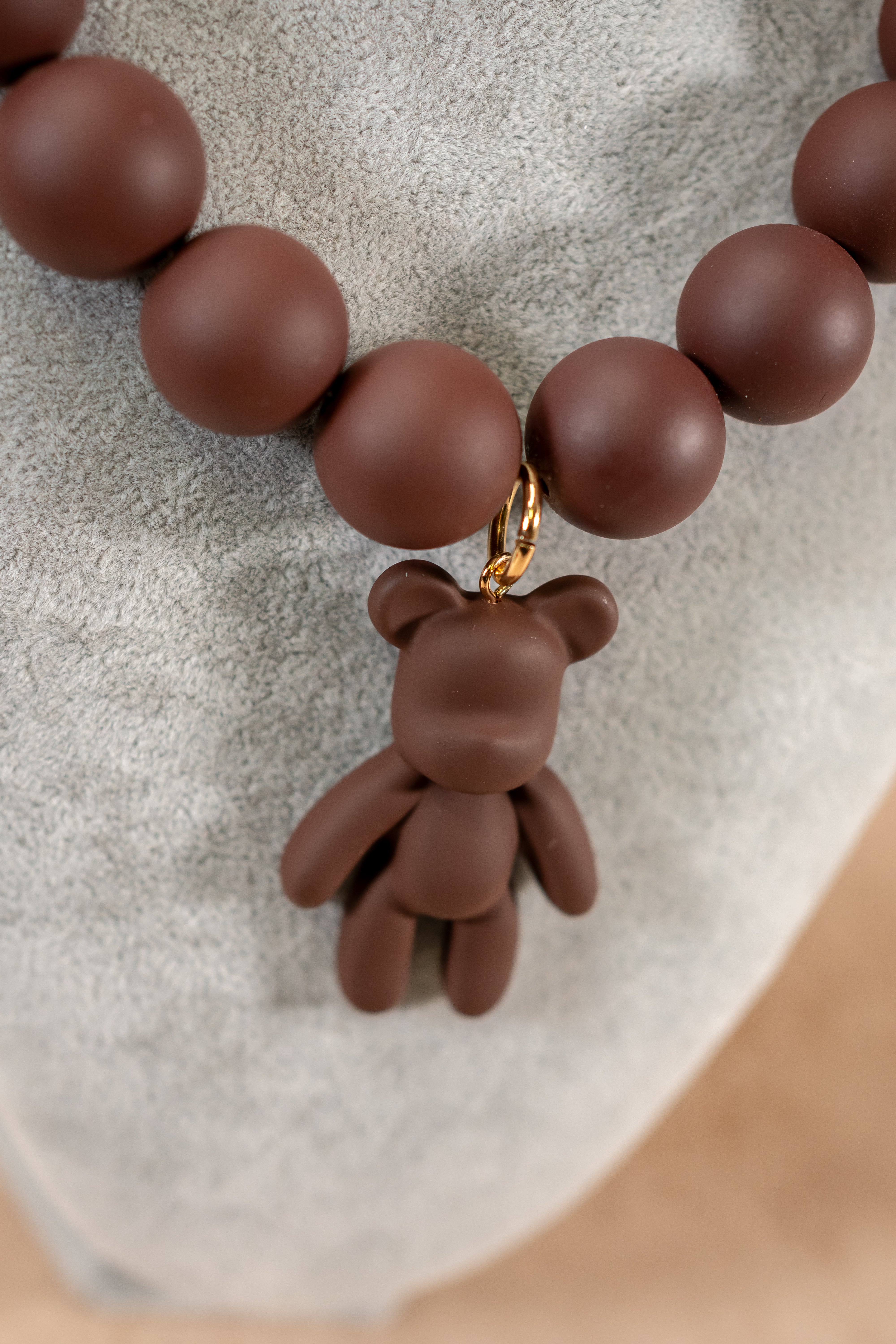 Halskette aus mattbraunen Acrylperlen