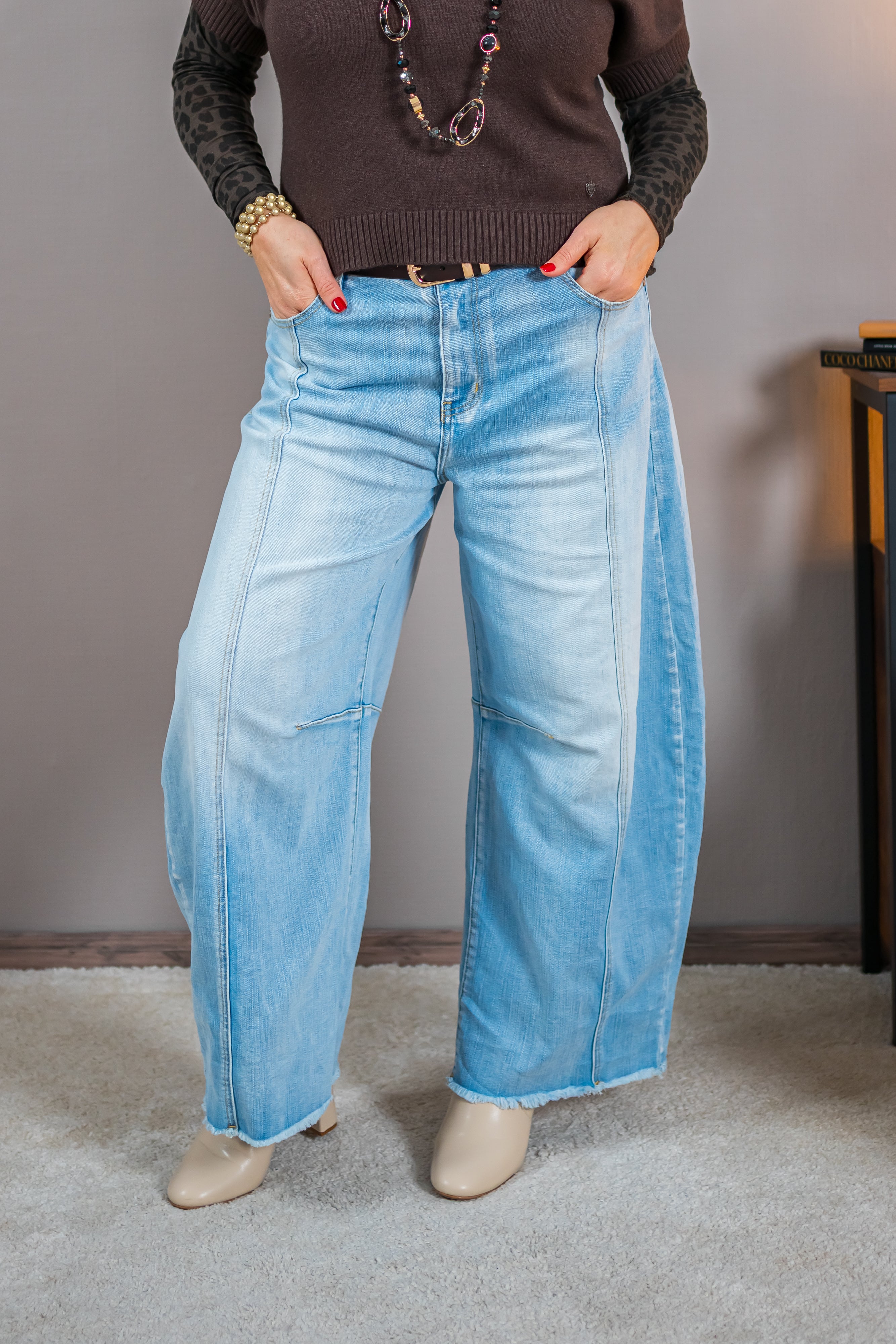 Jeans mit leicht zulaufenden Schnitt im Used-Look, hellblau