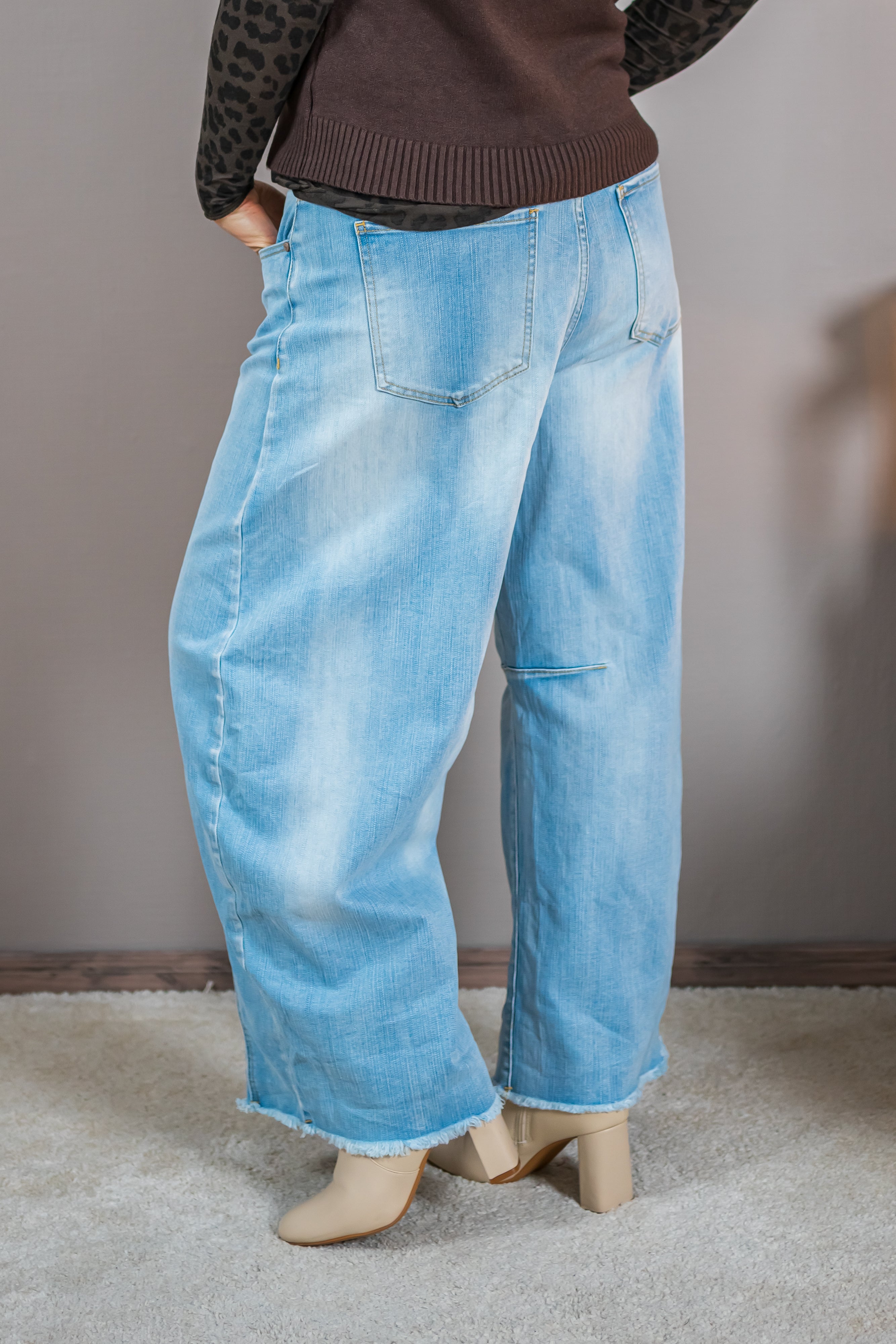 Jeans mit leicht zulaufenden Schnitt im Used-Look, hellblau