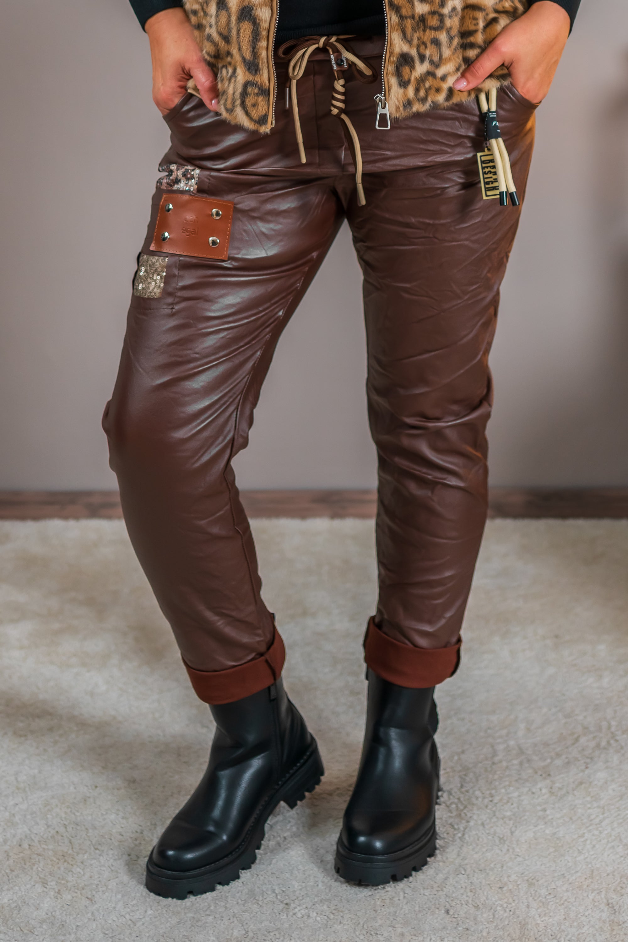 Jogpants aus Lederimitat mit Patches, schokobraun