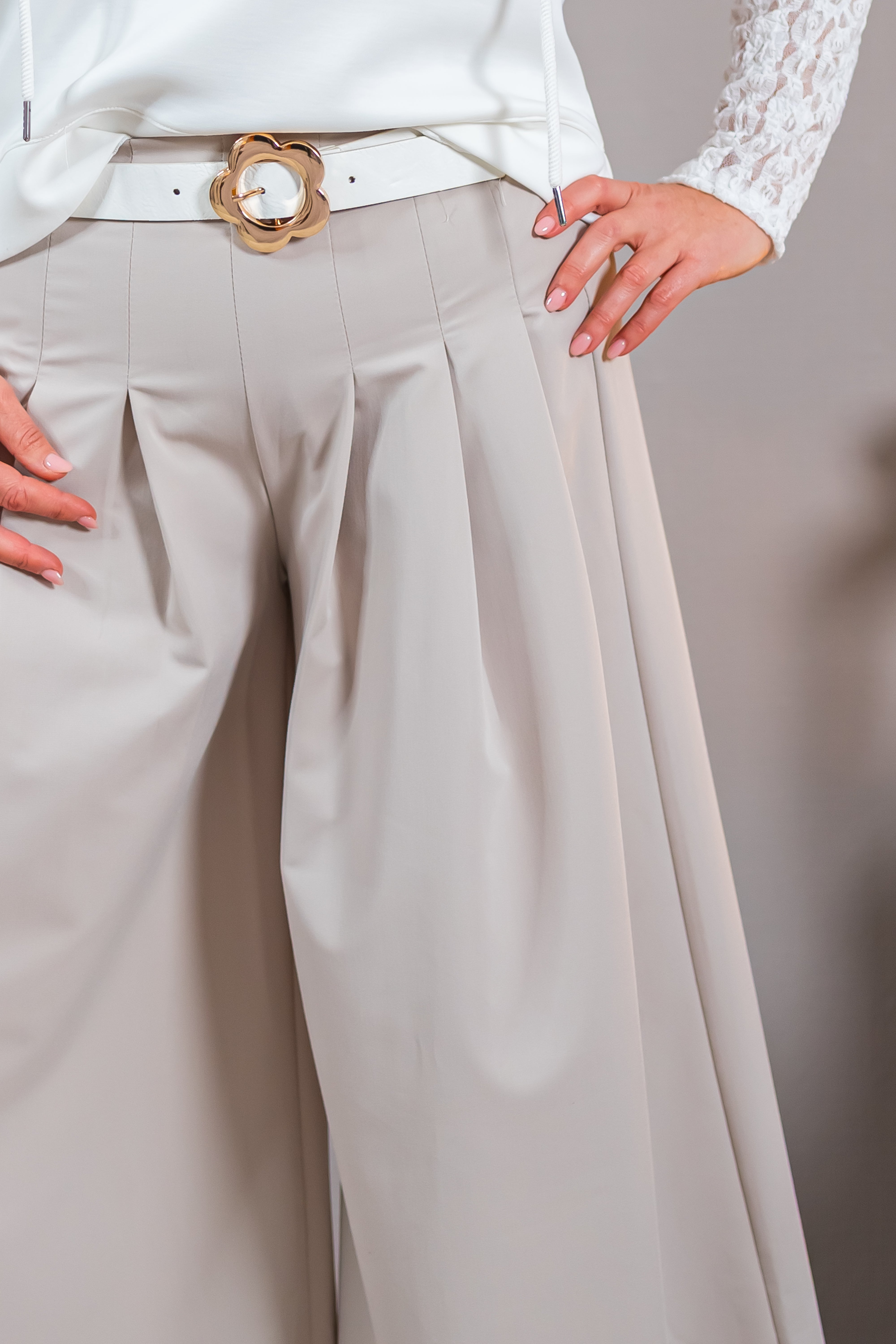 Hose mit hohem Bund und weitem Bein, beige