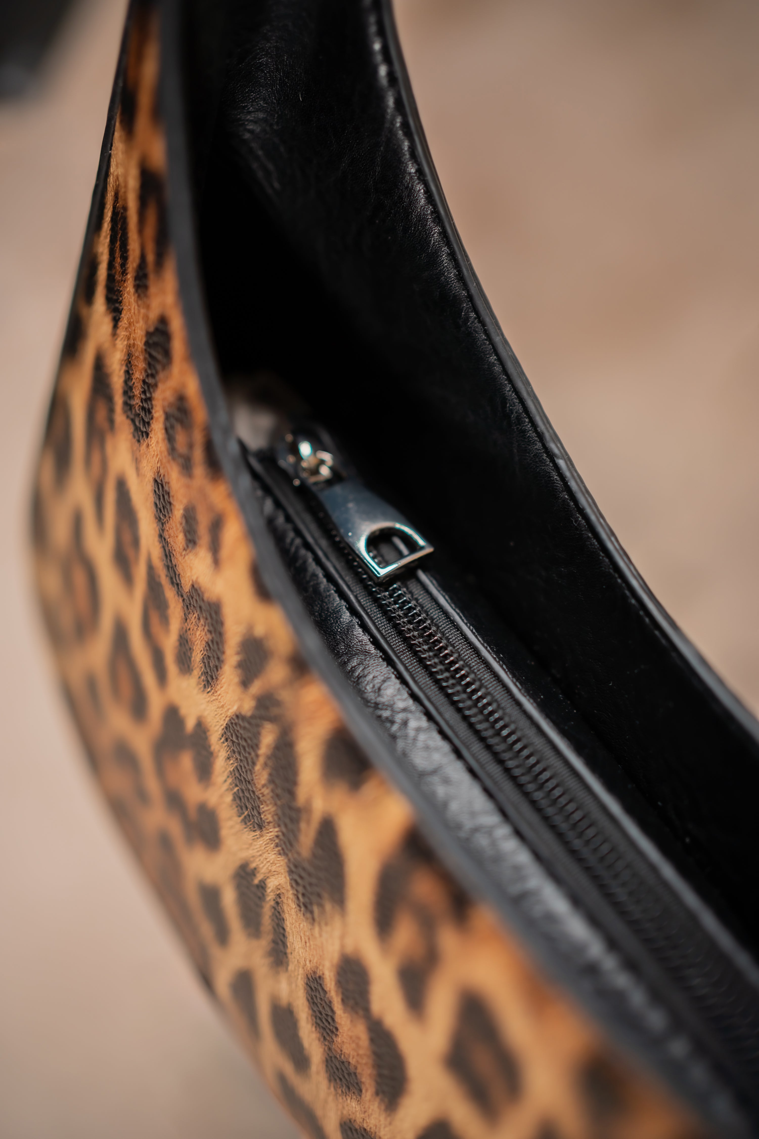 Schultertasche mit Leo-Print