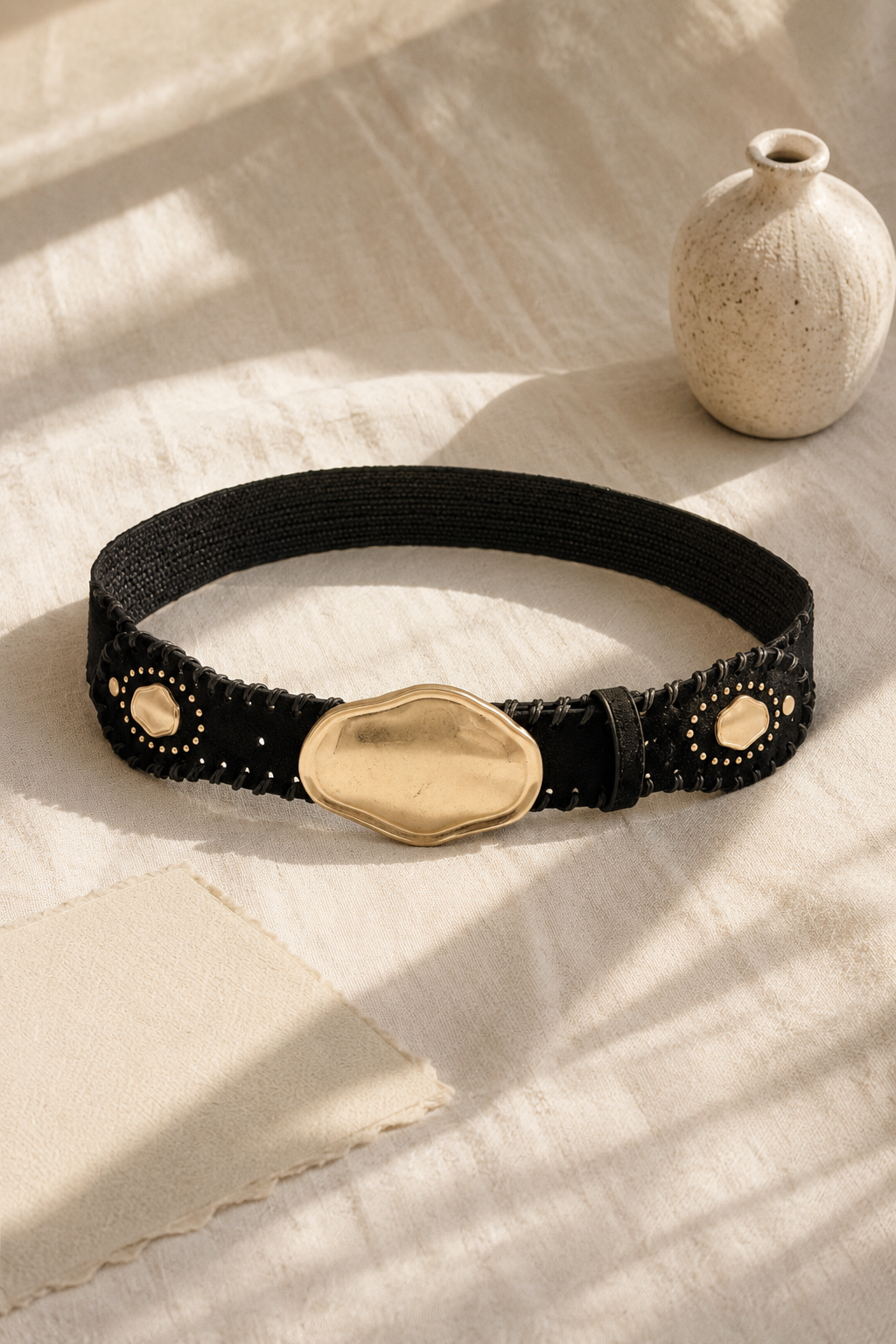 Schwarzer Stretchgürtel mit goldfarben Dekobuckles