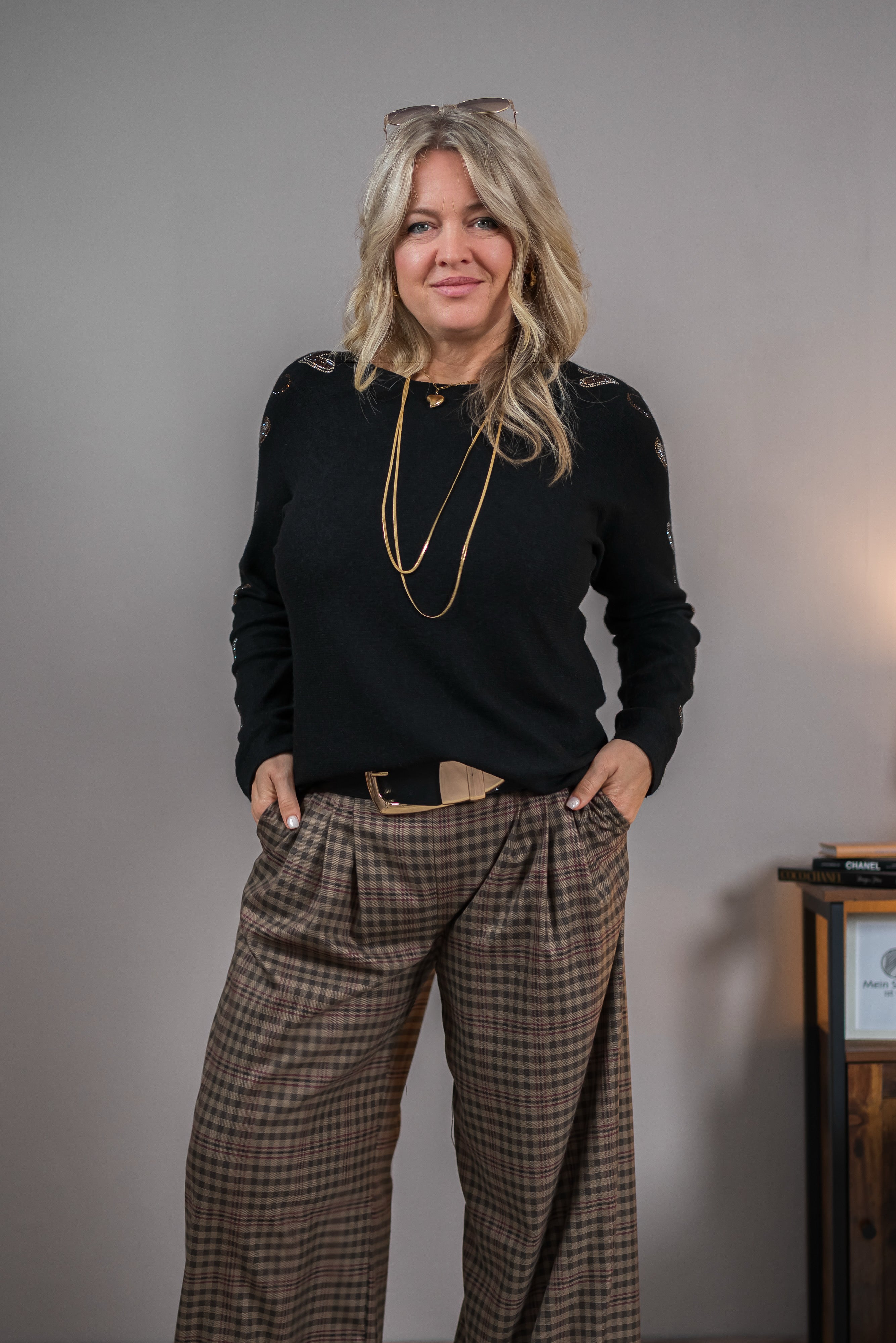 Strickpullover mit Glitzerherzen, schwarz