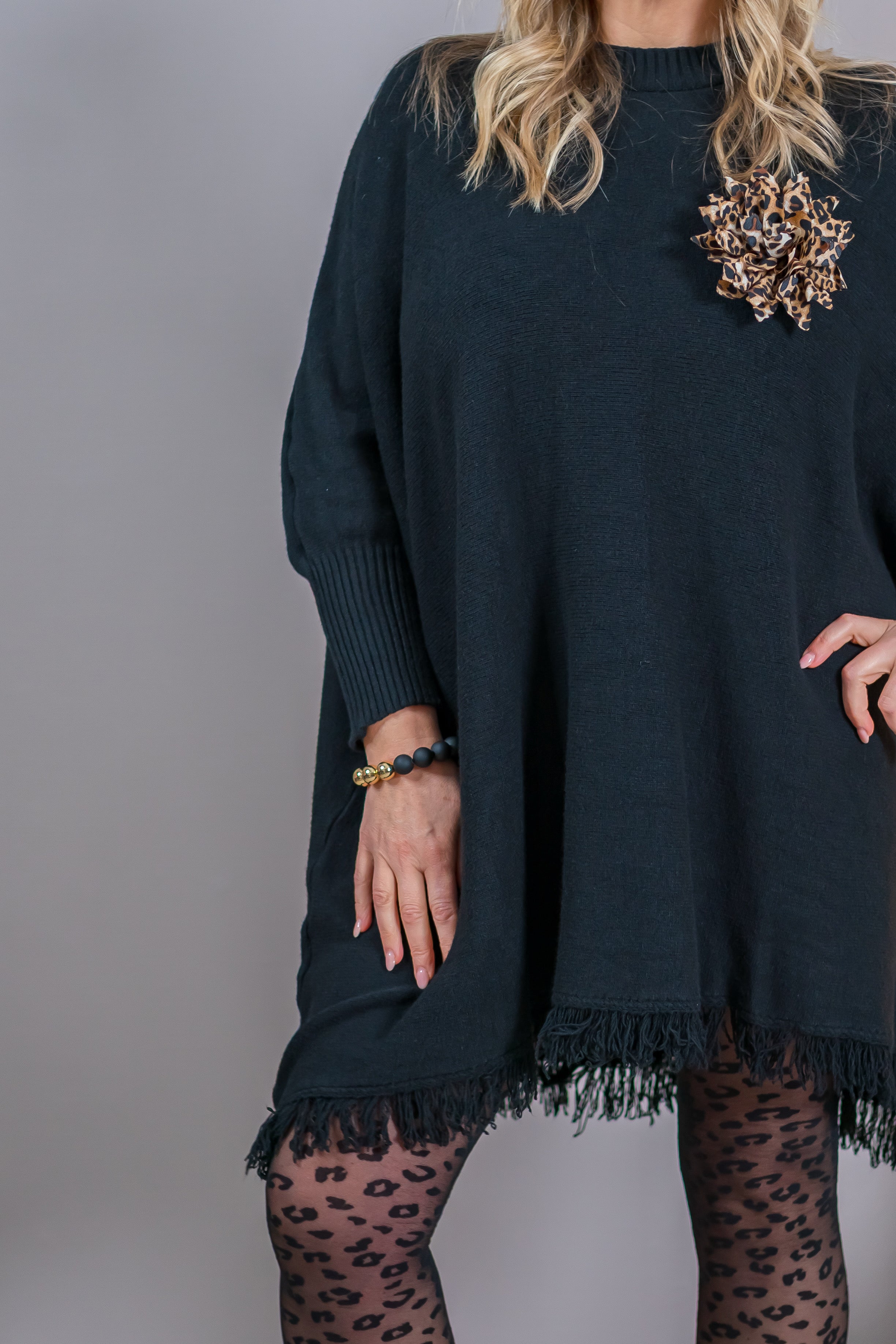 Longpullover mit Fransen und Fledermausärmeln, schwarz