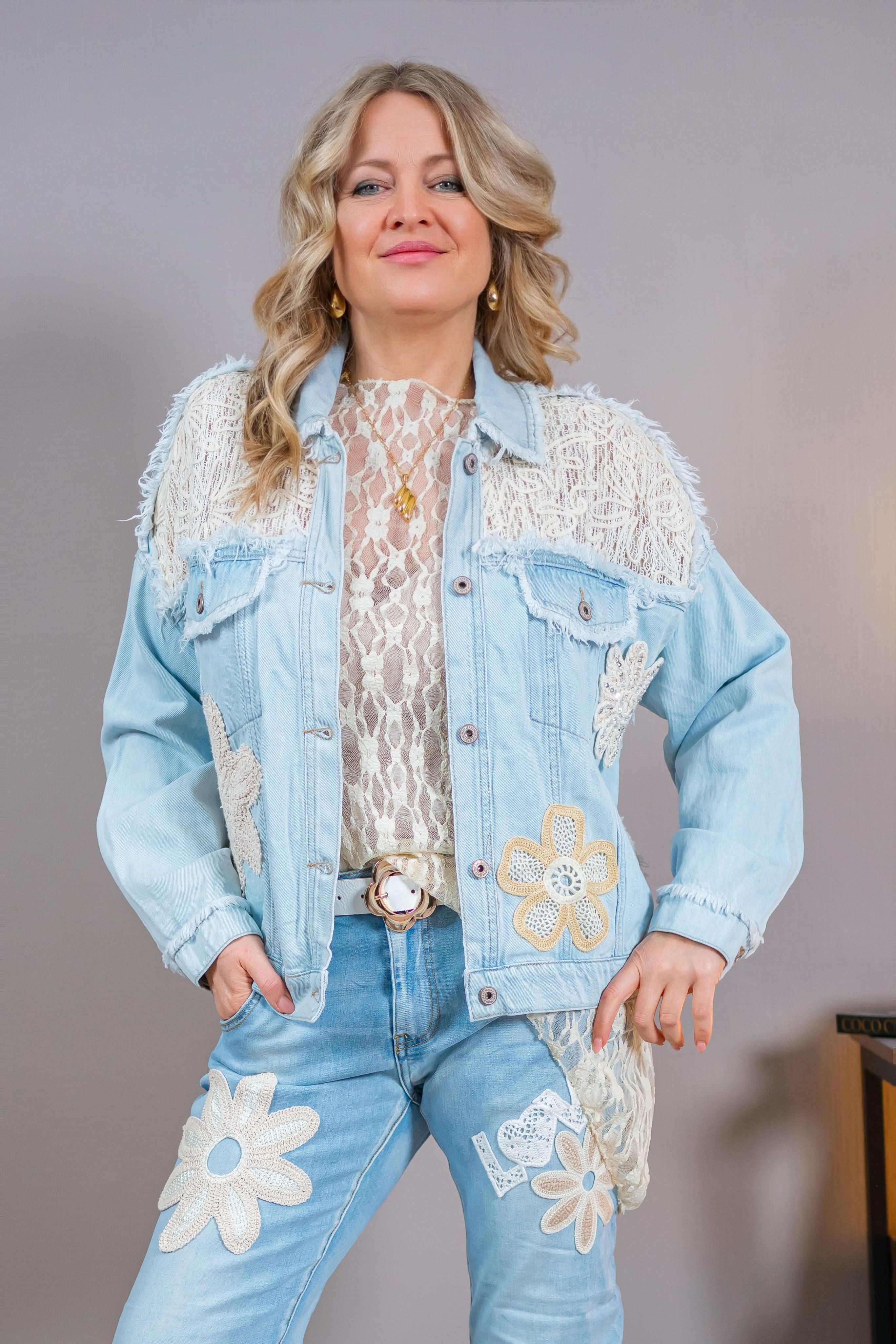 Jeansjacke mit Häkel Rücken und Blumen Applikationen