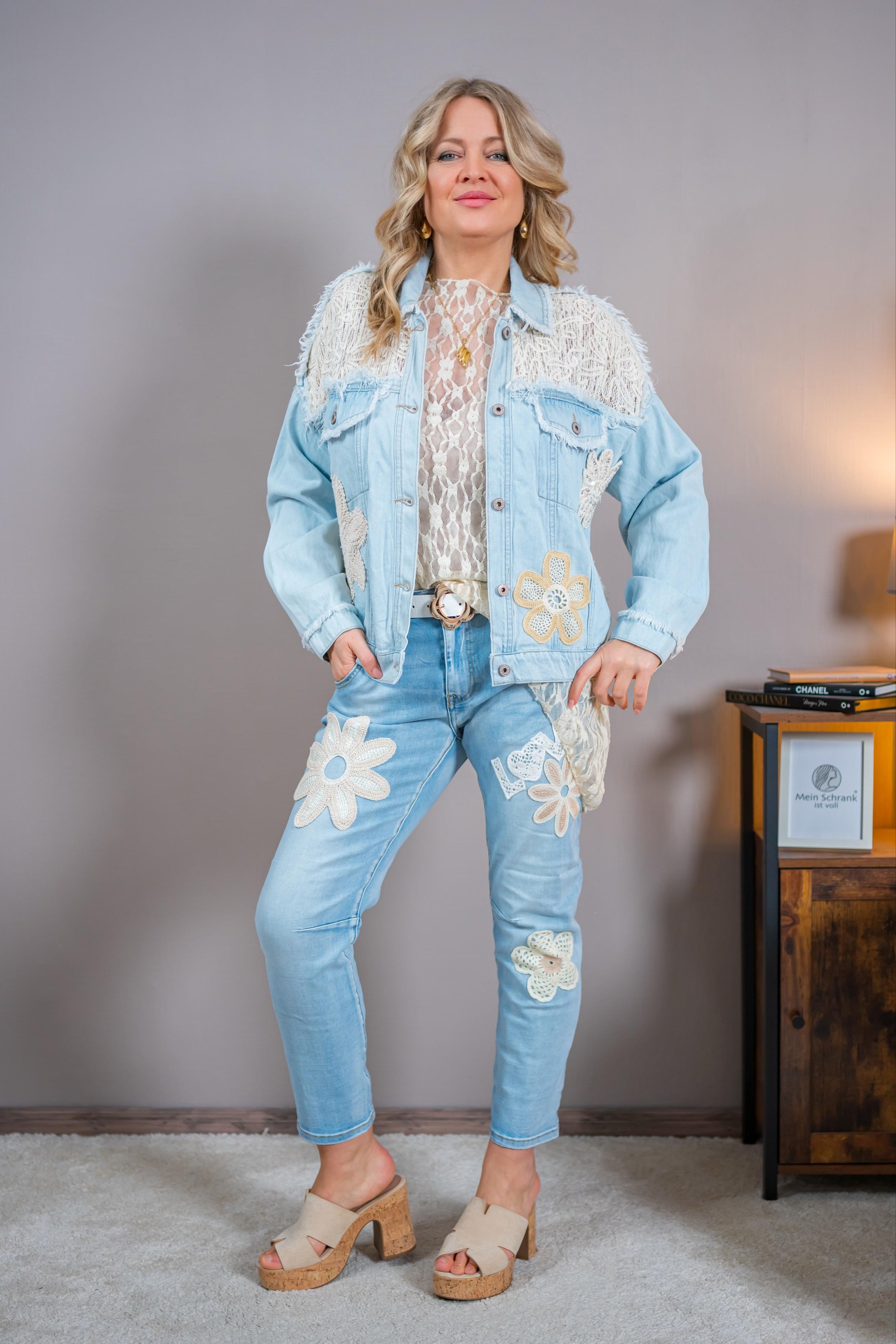 Jeansjacke mit Häkel Rücken und Blumen Applikationen