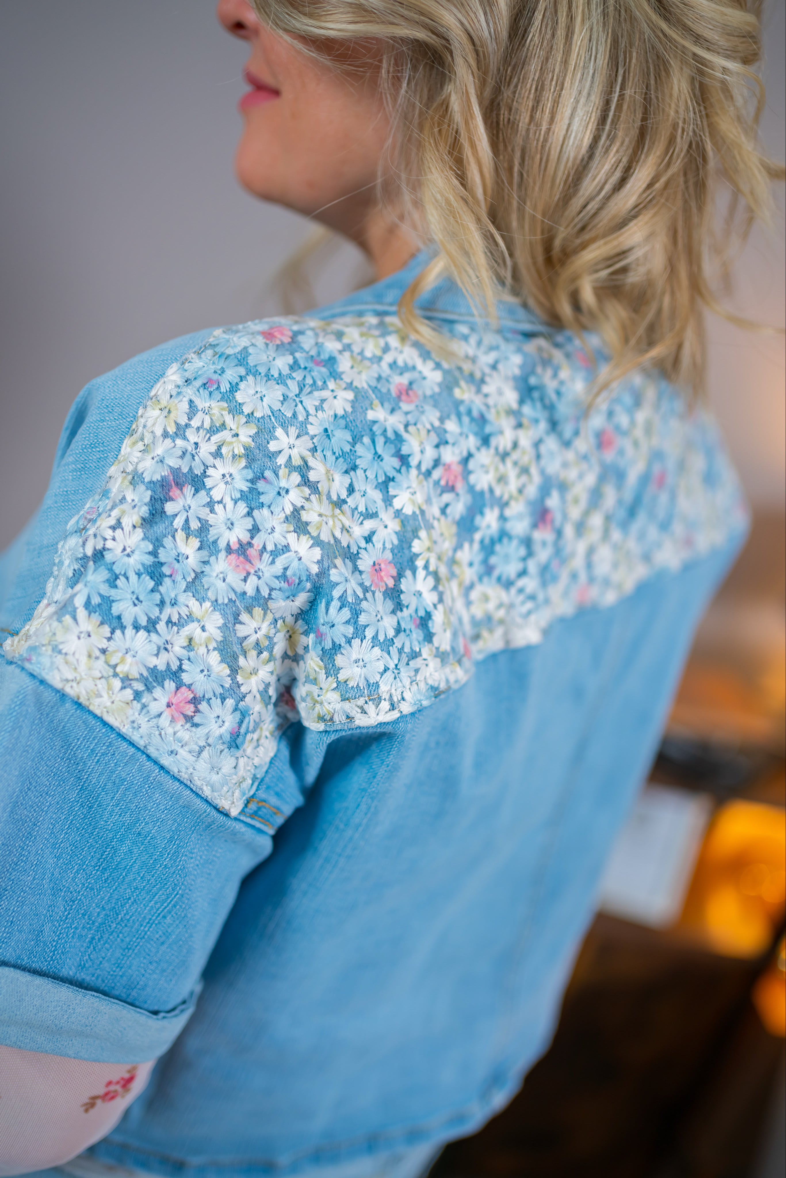 Kurzarm-Jeansjacke mit gestickten Blumen-Details, hellblau