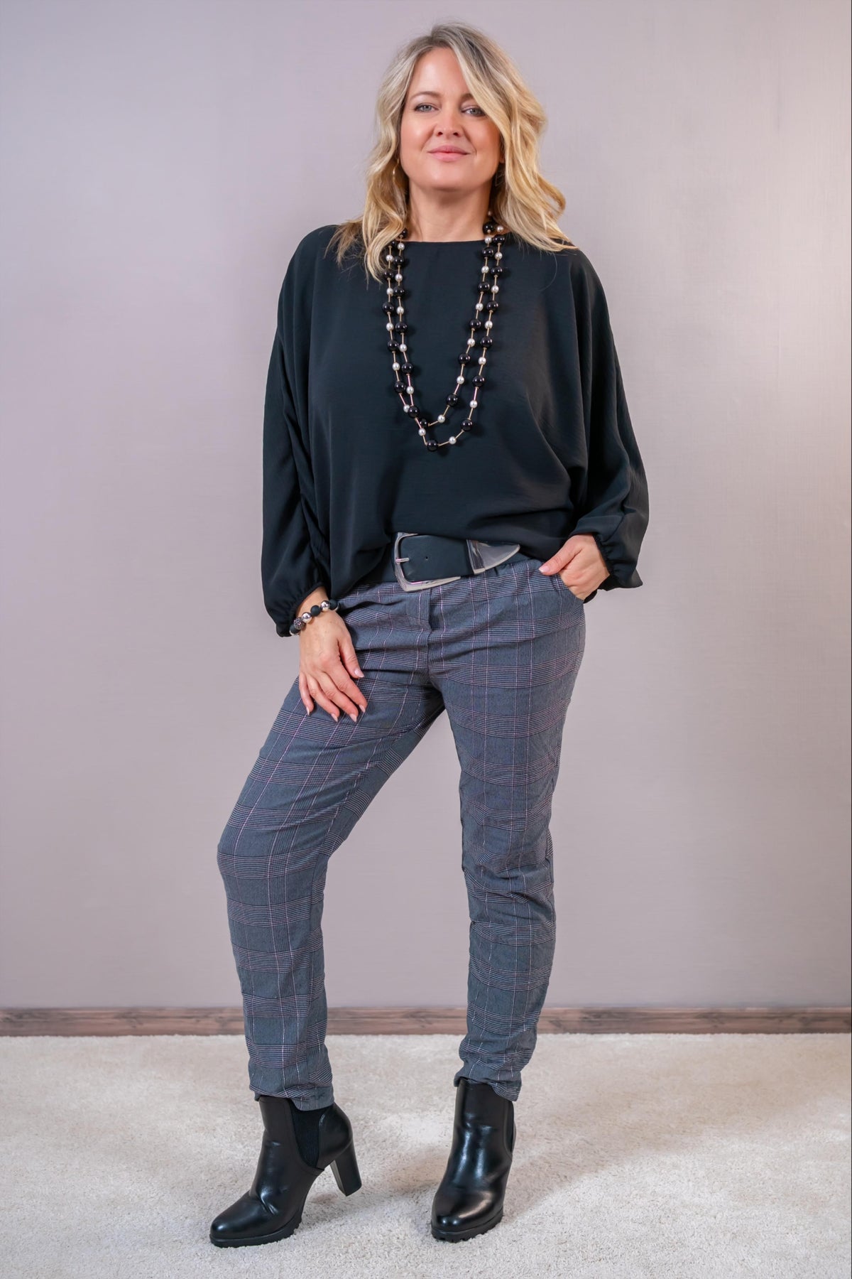 Oversize-Bluse mit Fledermausärmeln & Kette, schwarz