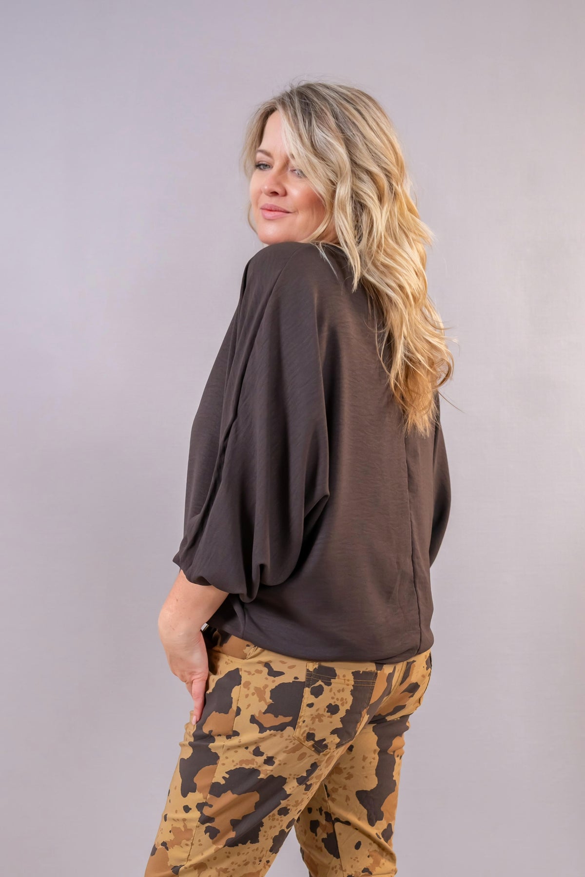 Oversize-Bluse mit Fledermausärmeln & Kette, schokobraun
