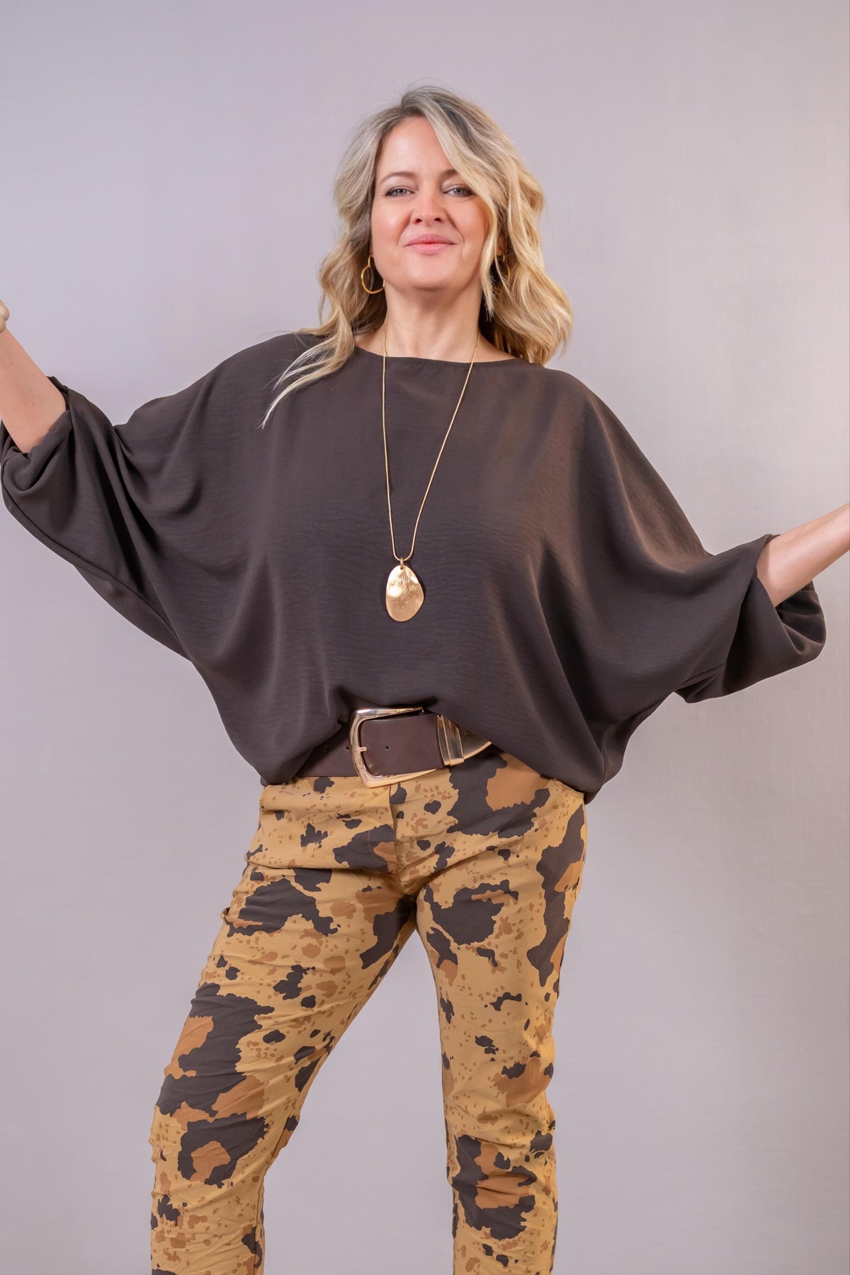 Oversize-Bluse mit Fledermausärmeln & Kette, schokobraun
