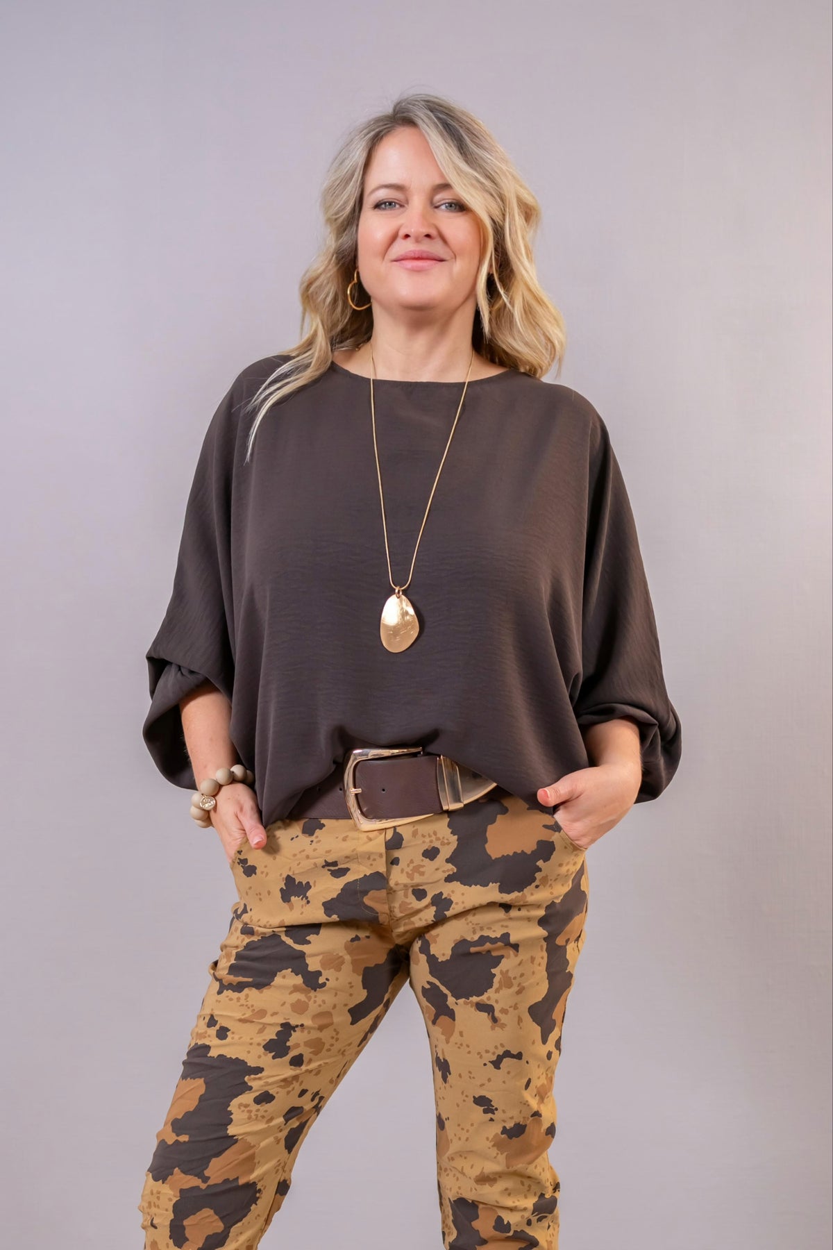 Oversize-Bluse mit Fledermausärmeln & Kette, schokobraun