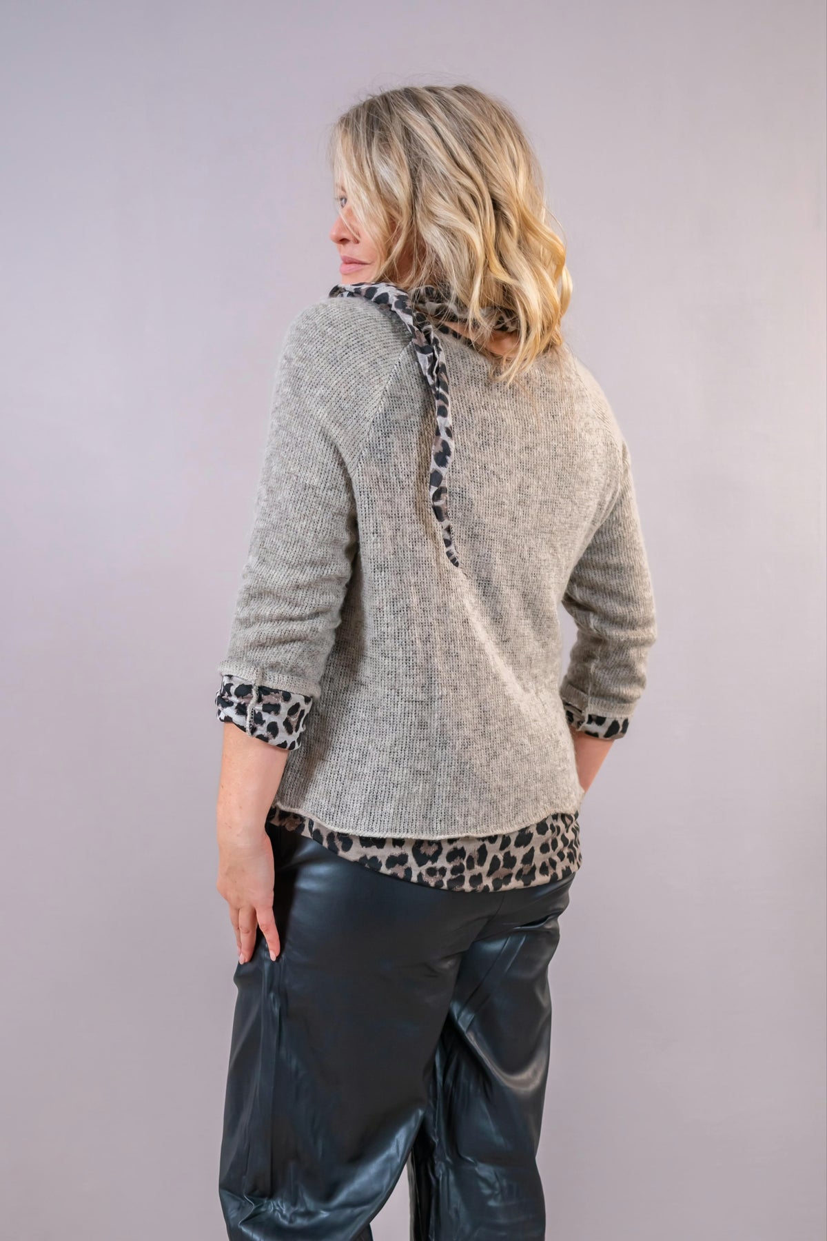 2-in-1-Strickpullover mit Leo-Detail & Tuch, taupe