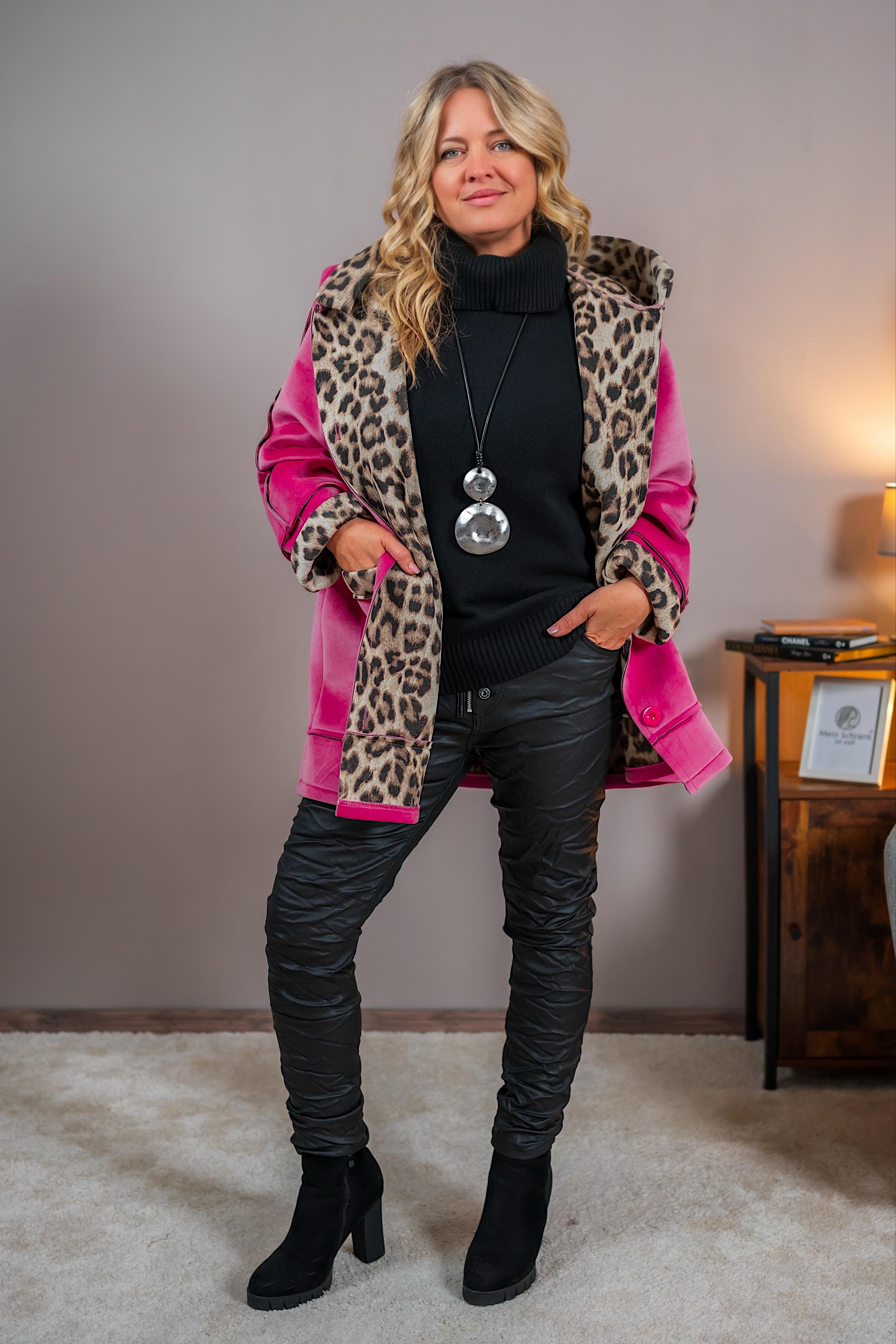 Stylische Jacke in Pink mit Leo-Details