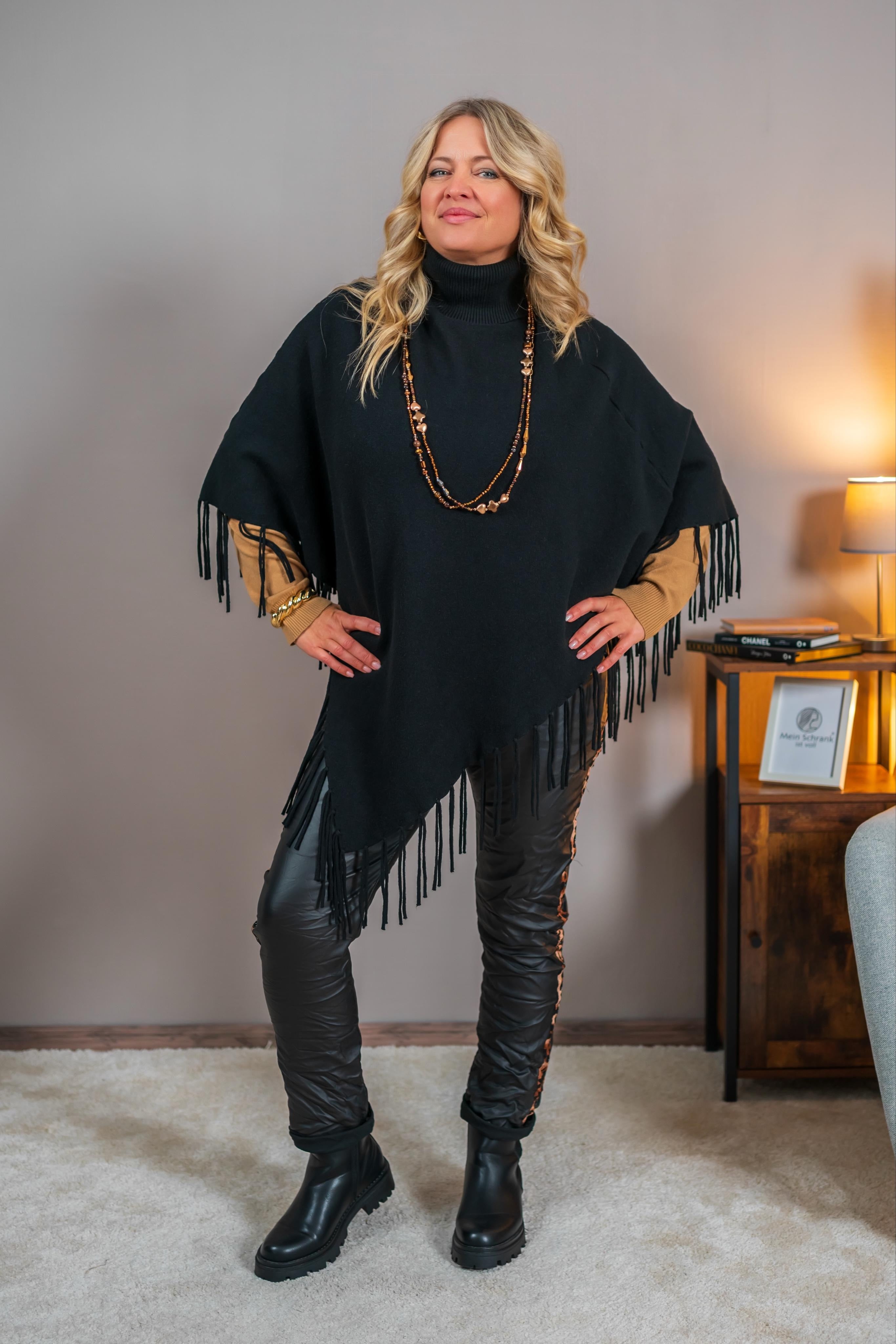 Poncho mit Rollkragen, schwarz