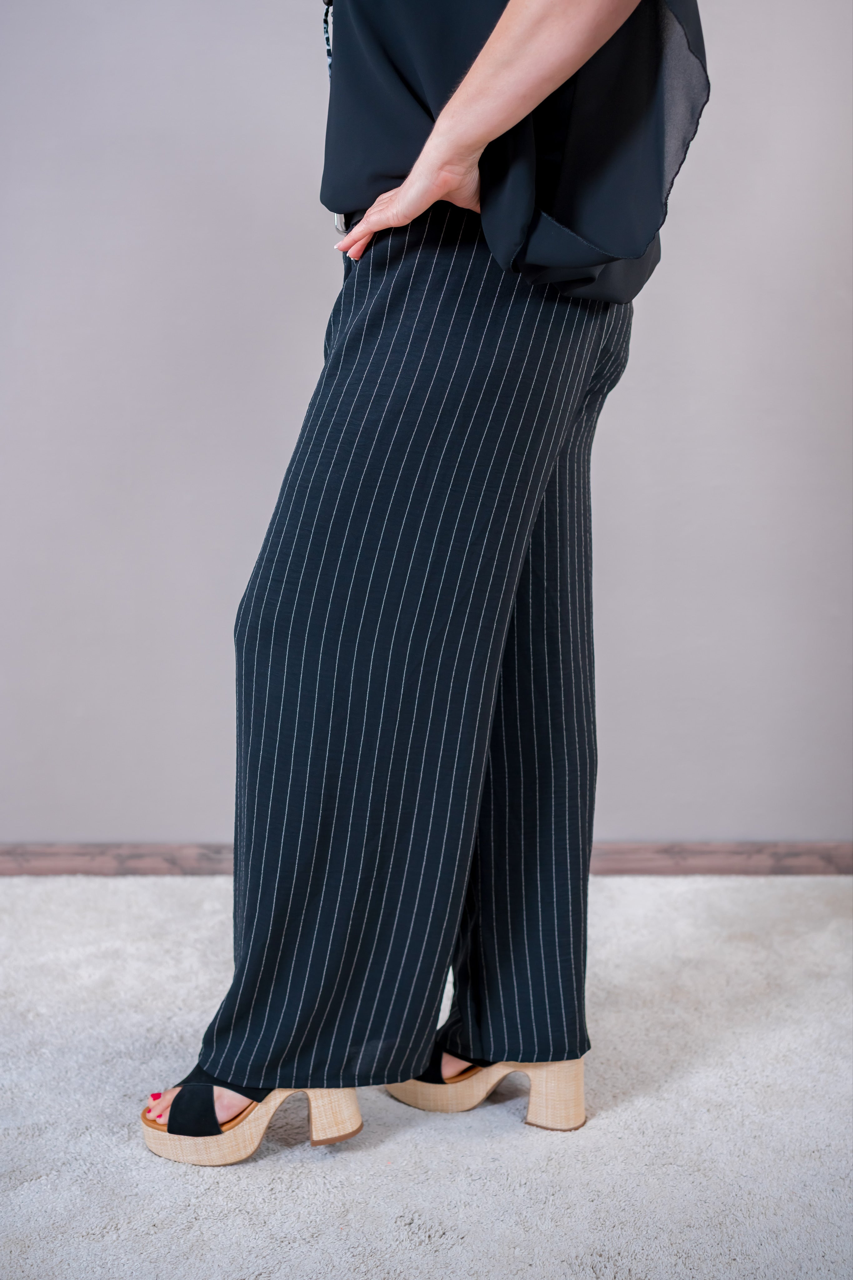 Schwarze Nadelstreifen-Palazzo-Hose