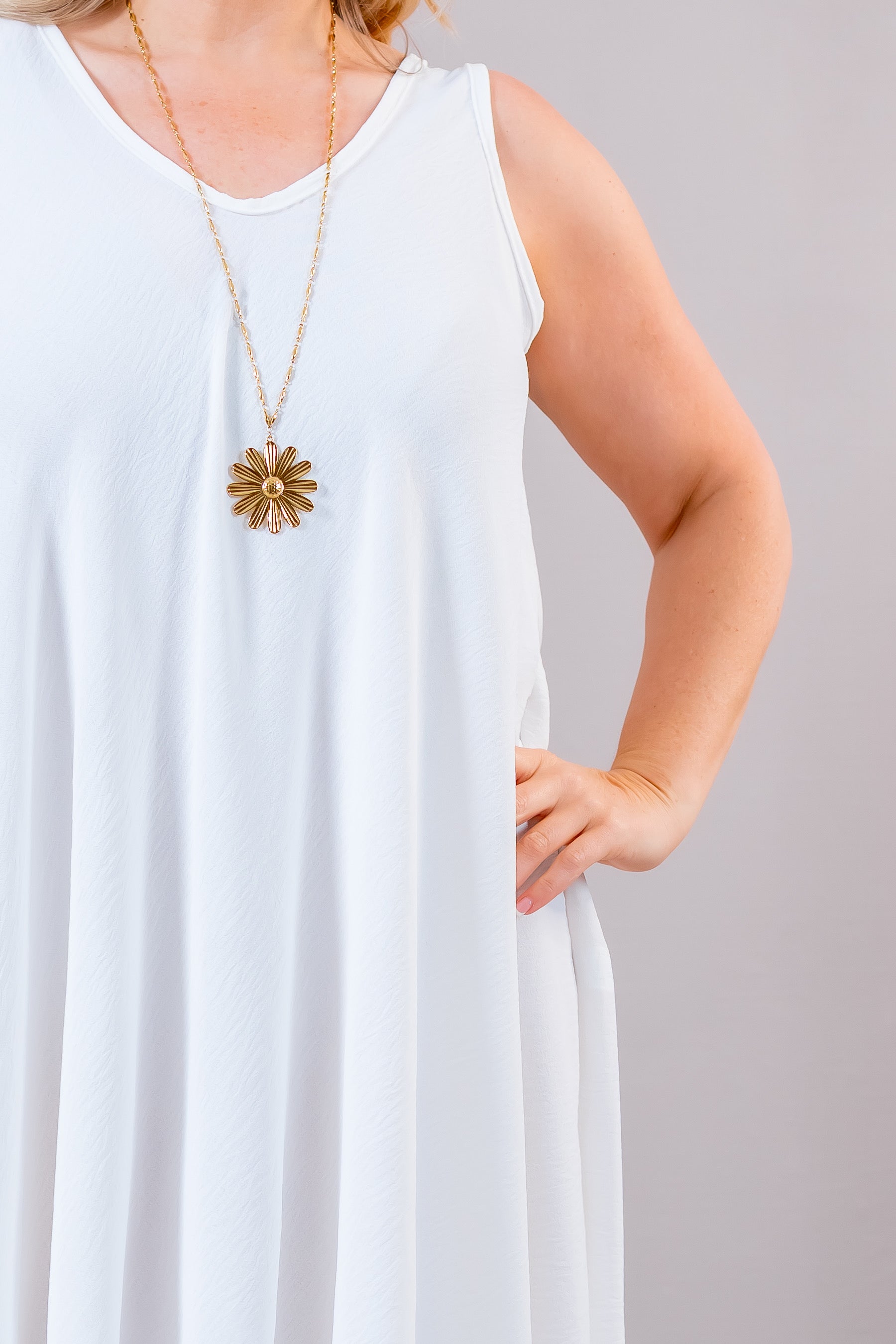 Elegantes Trägerkleid mit V-Ausschnitt, wollweiß