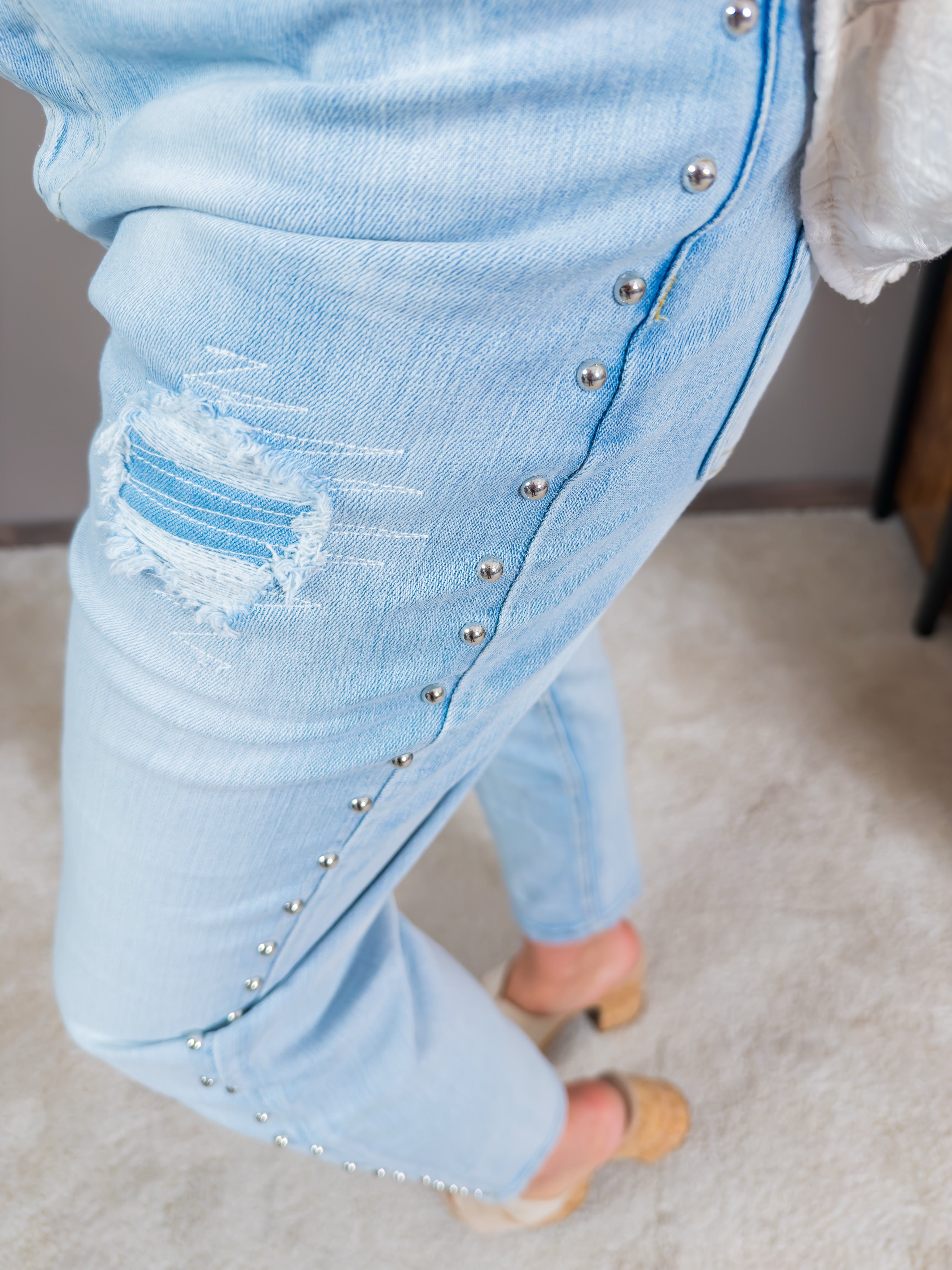 Jeans mit Nieten-Details und Destroyed-Effekten, hellblau