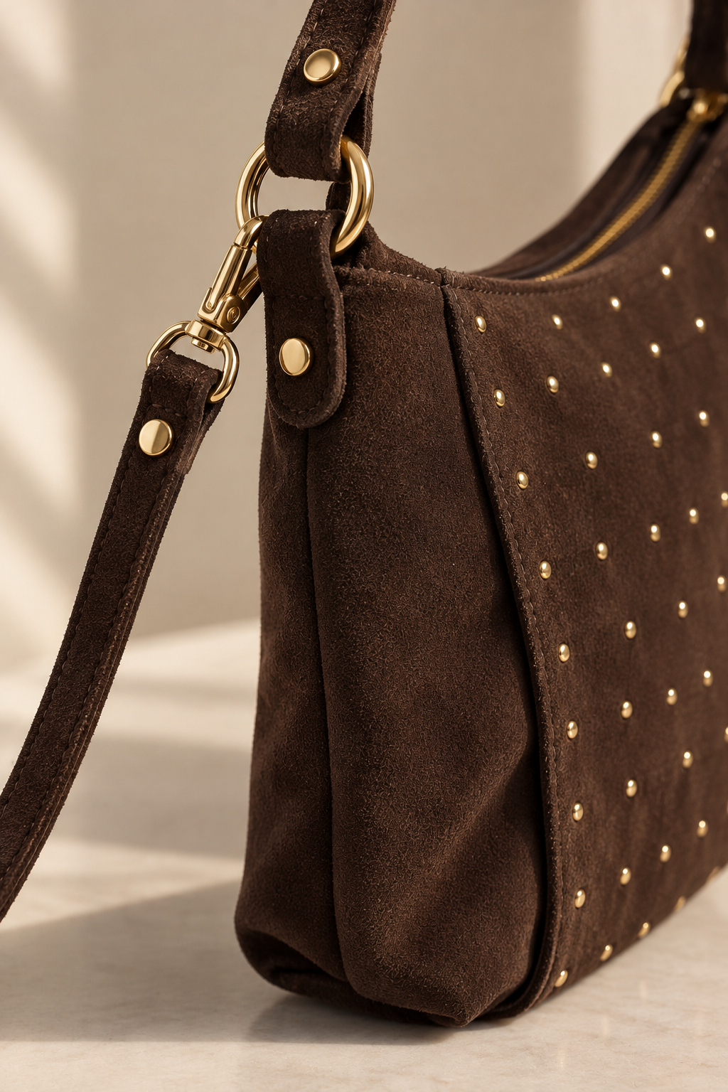 Schultertasche "Soft Studs" mit Nieten, schokobraun