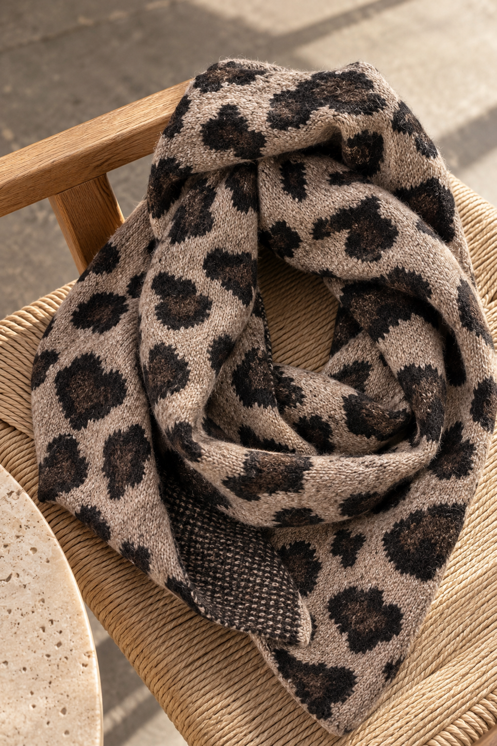Dreiecksschal mit Herz Leo-Muster, taupe/braun/schwarz