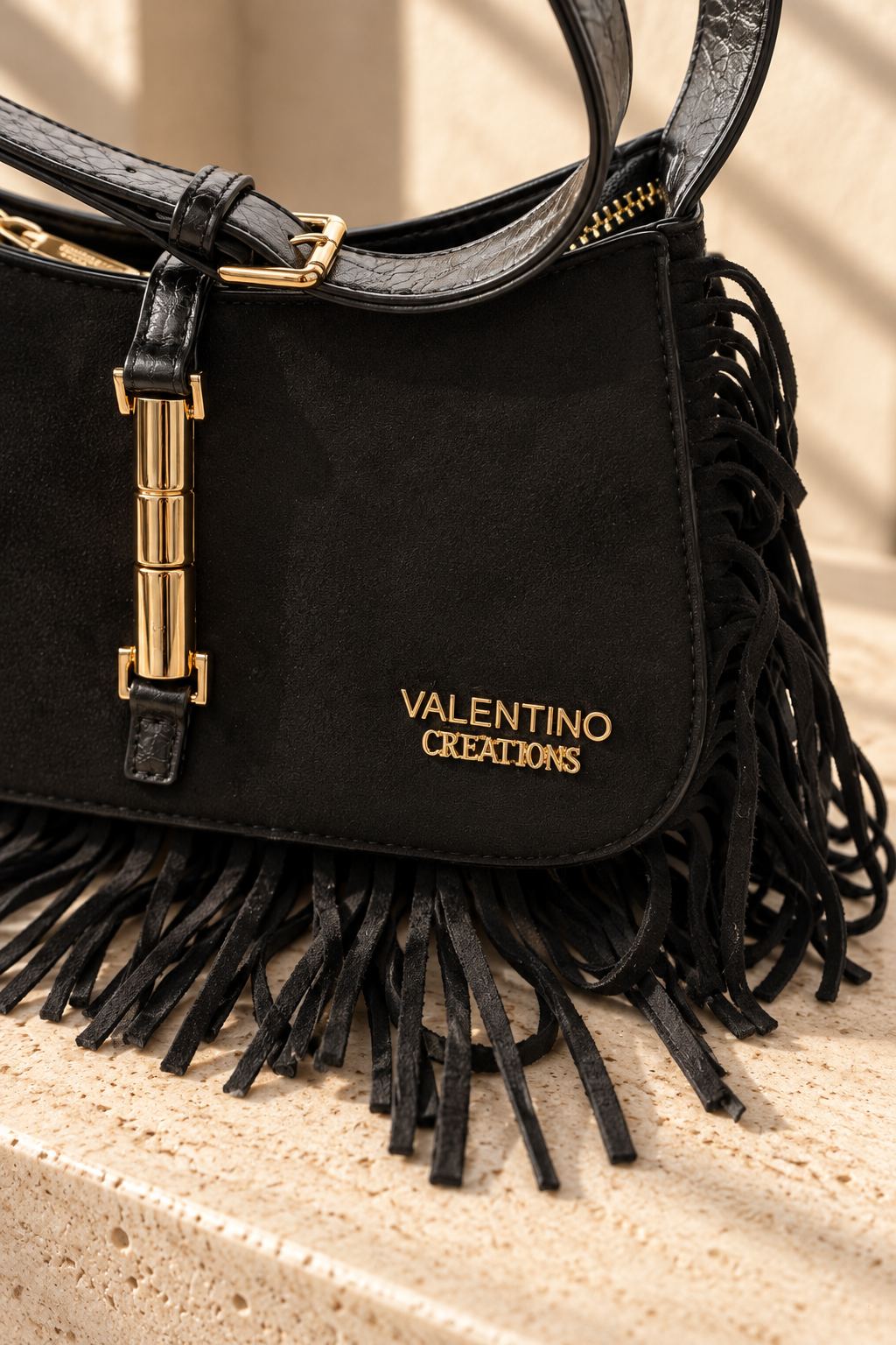 Elegante Schultertasche in Velours-Optik mit Fransen, schwarz