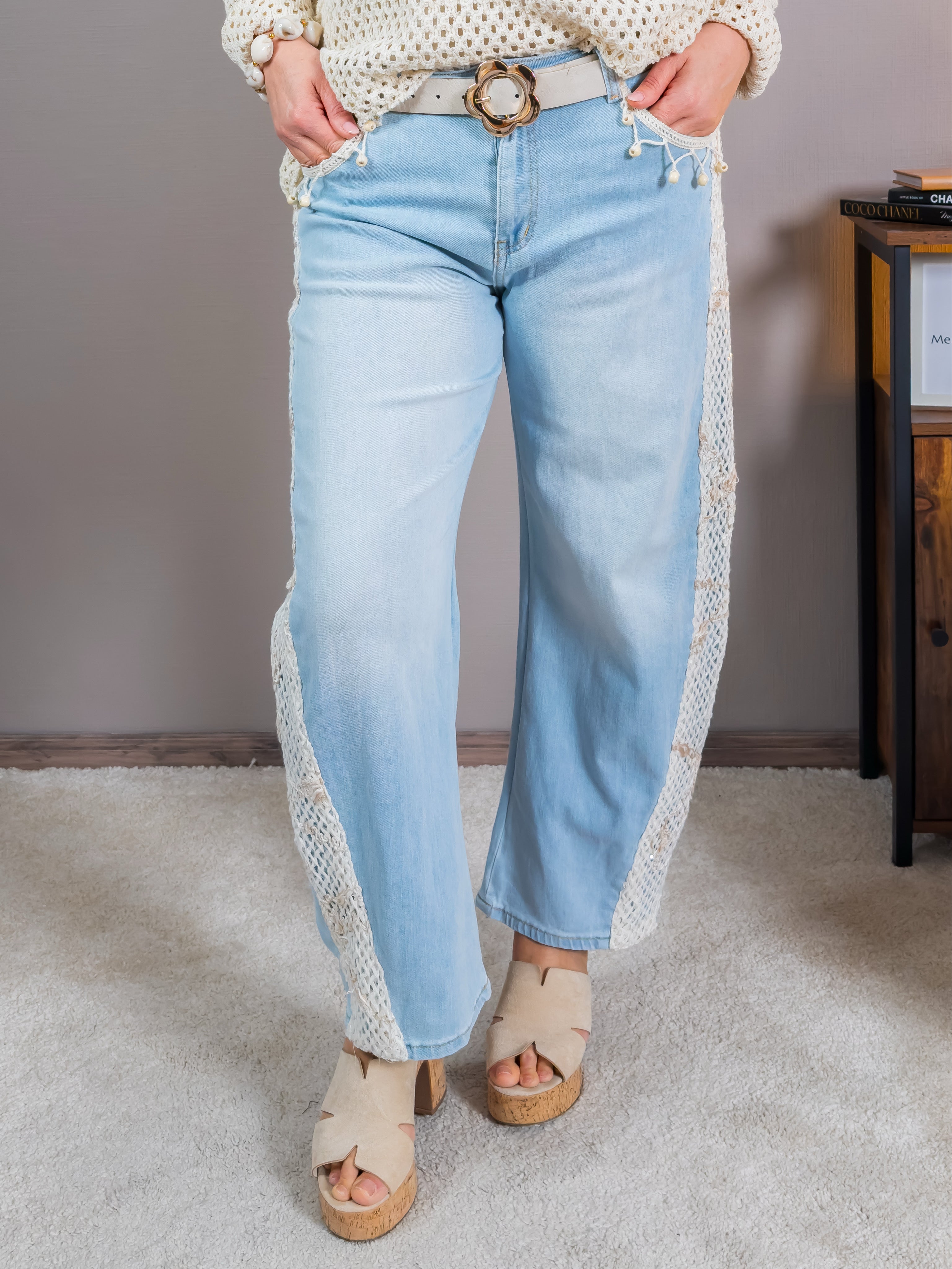 Boho Jeans mit Häkelband und Perlendetails, hellblau