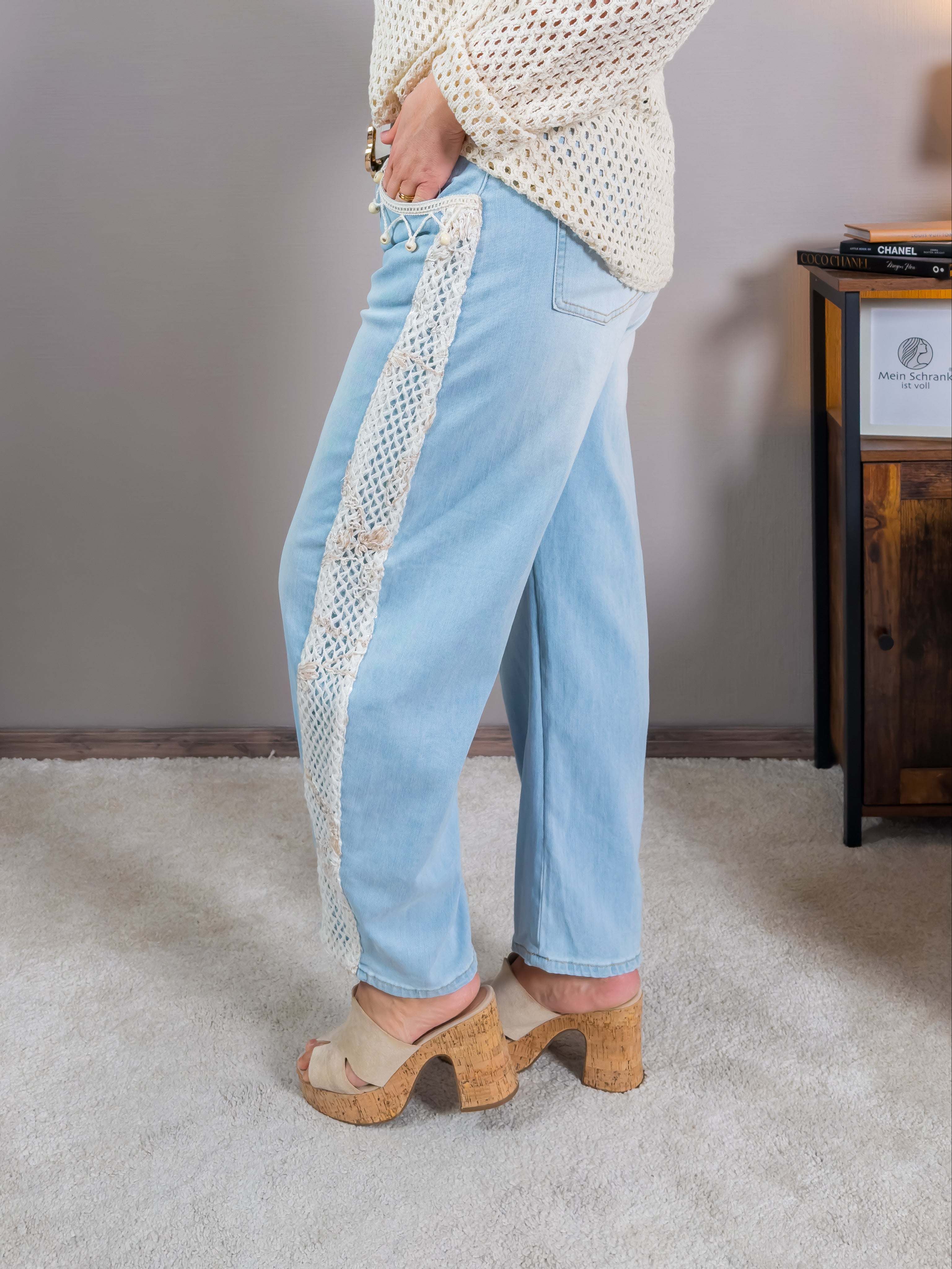 Boho Jeans mit Häkelband und Perlendetails, hellblau