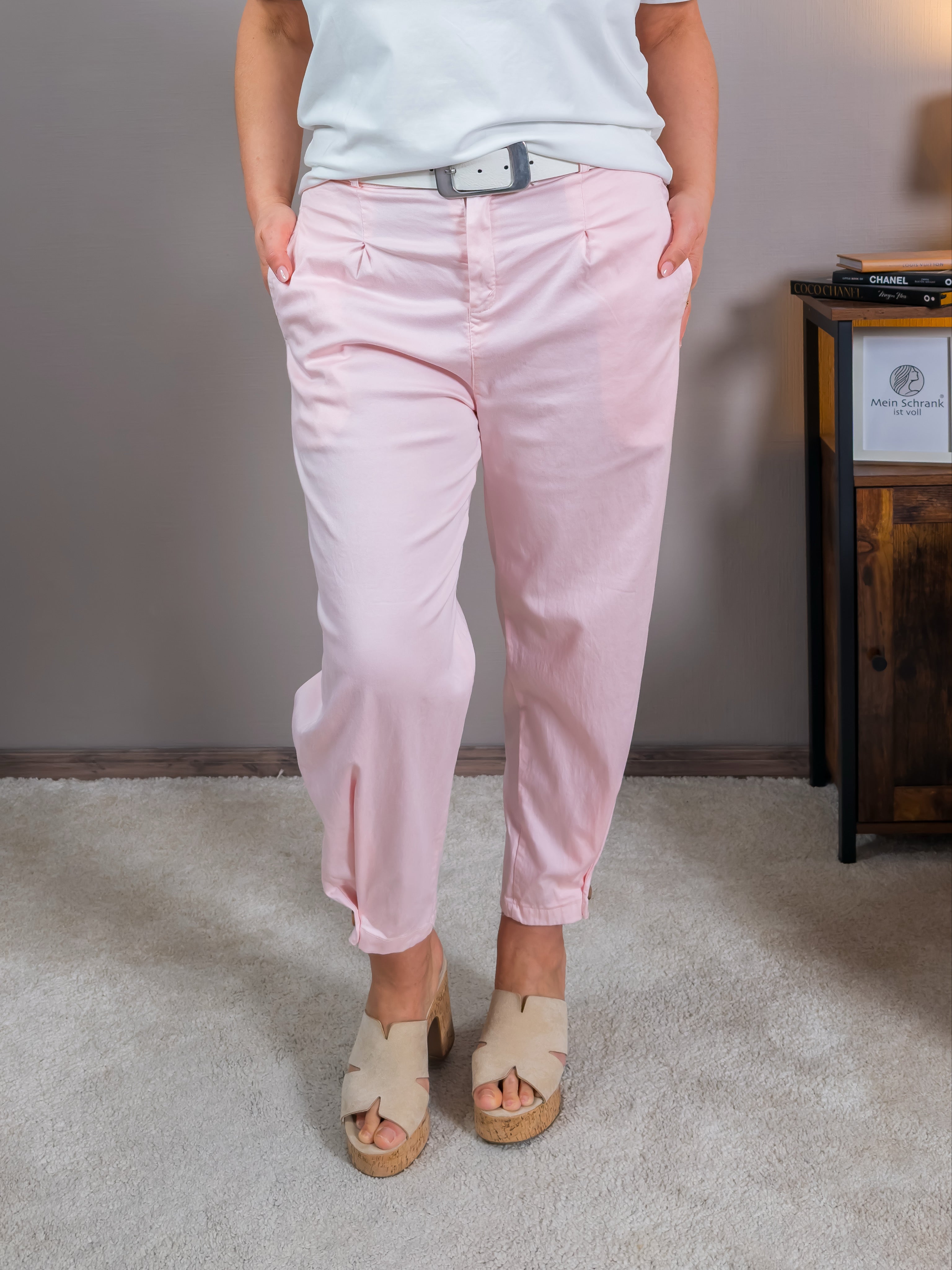 Chino-Hose mit Knopfdetail am Saum, rosa