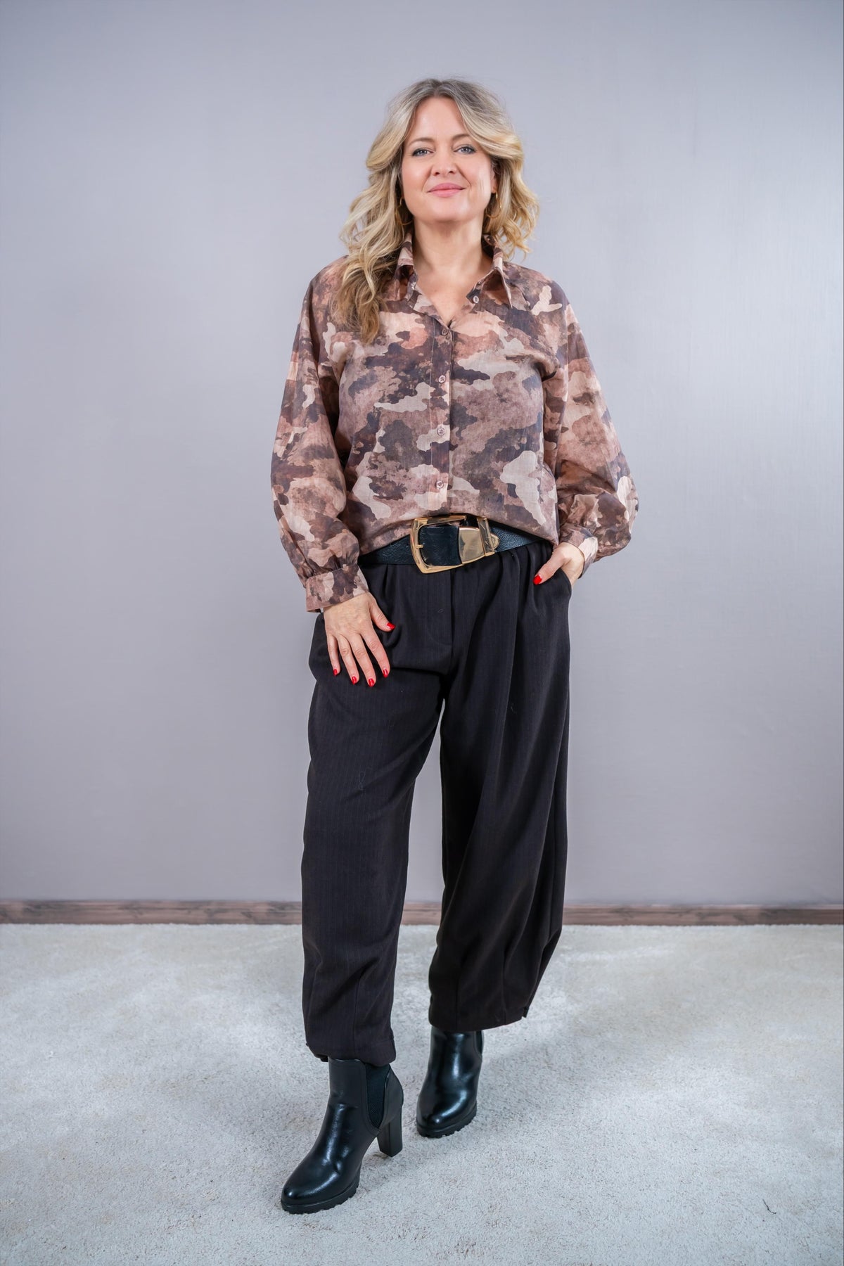Camouflage Bluse mit Schleifen-Detail, beige/braun