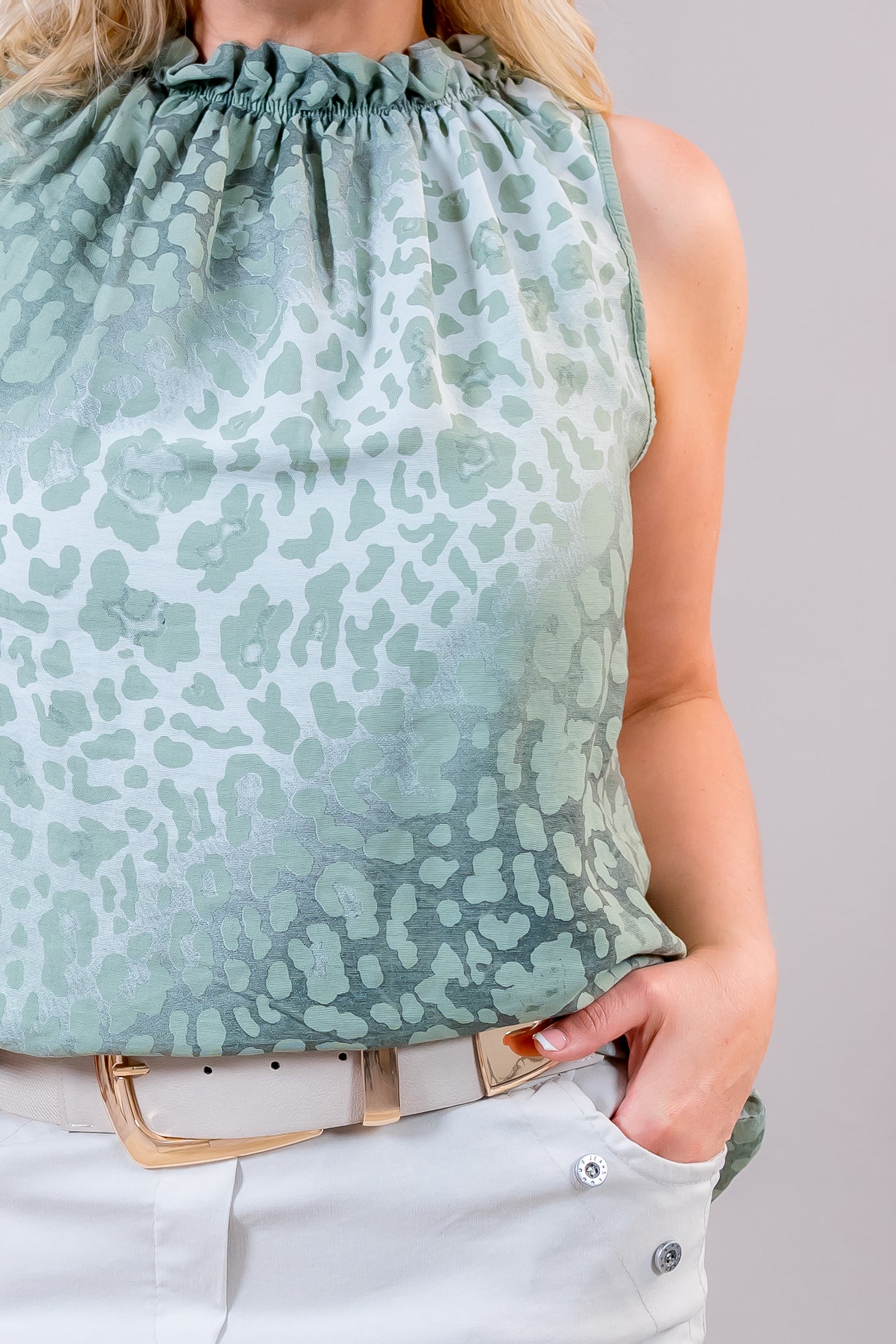 Ärmelloses Top mit Rüschen und Leo-Muster, khaki
