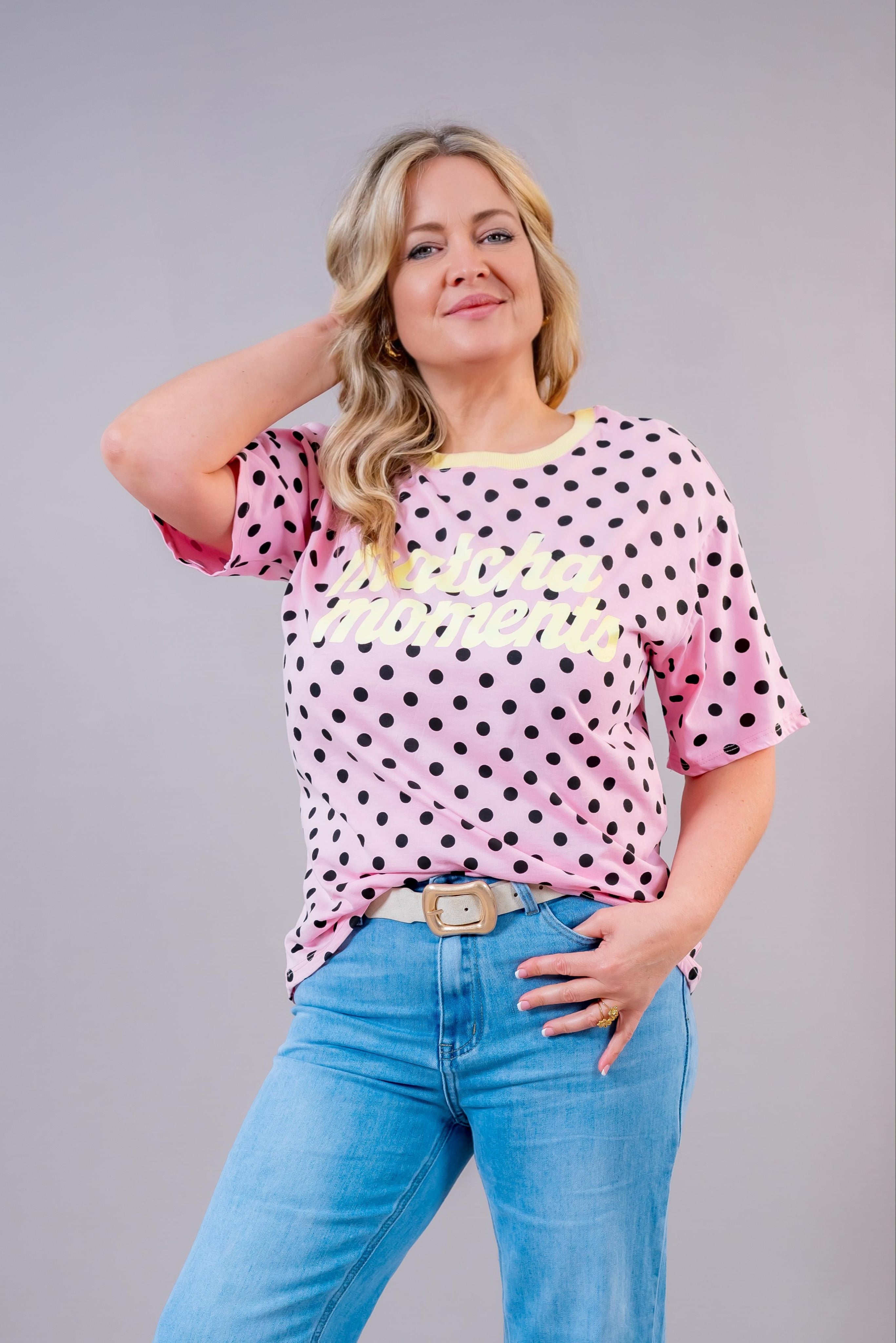 T-Shirt mit Punkten "matcha moments", rosa/schwarz/gelb