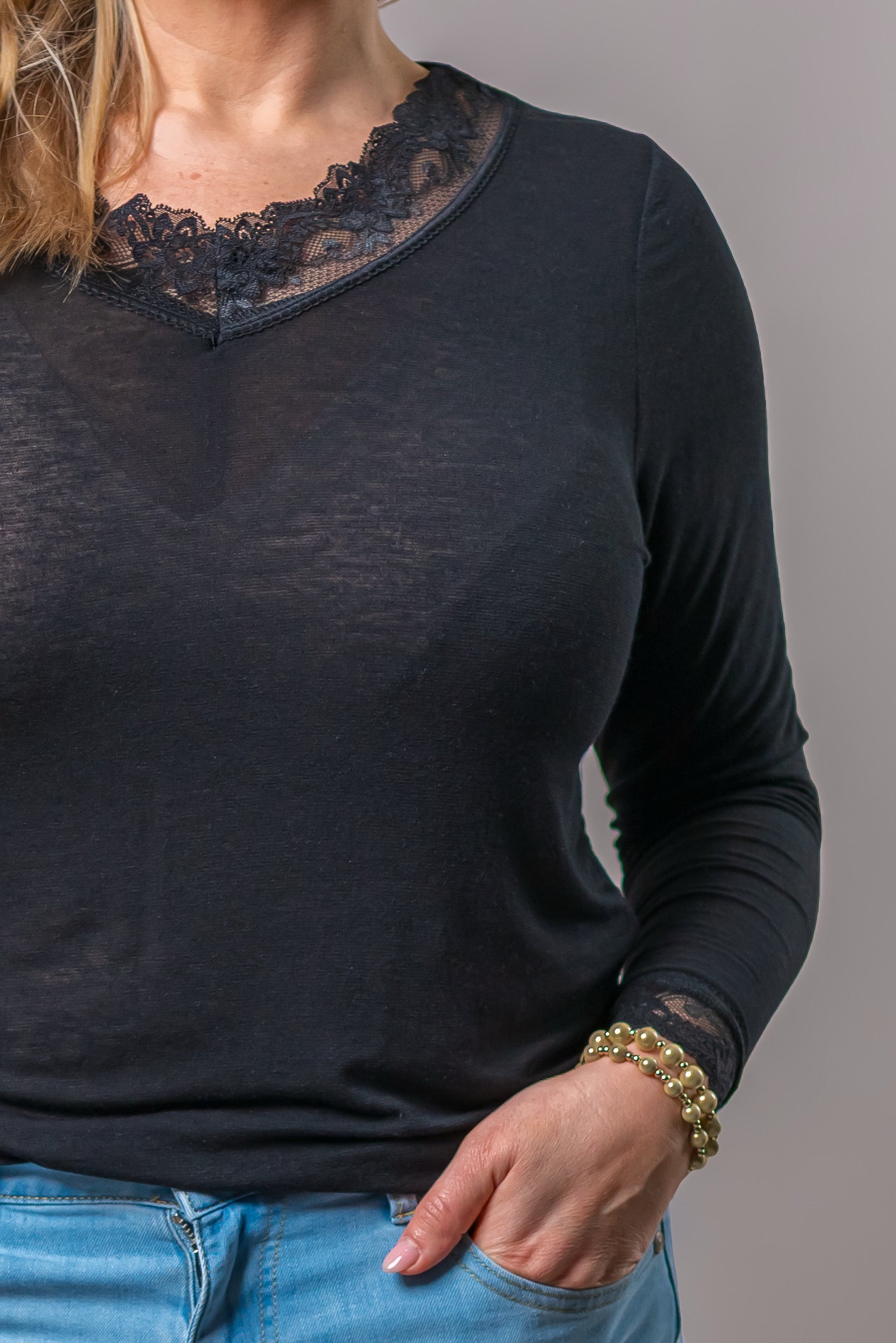 Leichtes Langarmshirt mit Spitzenausschnitt, schwarz