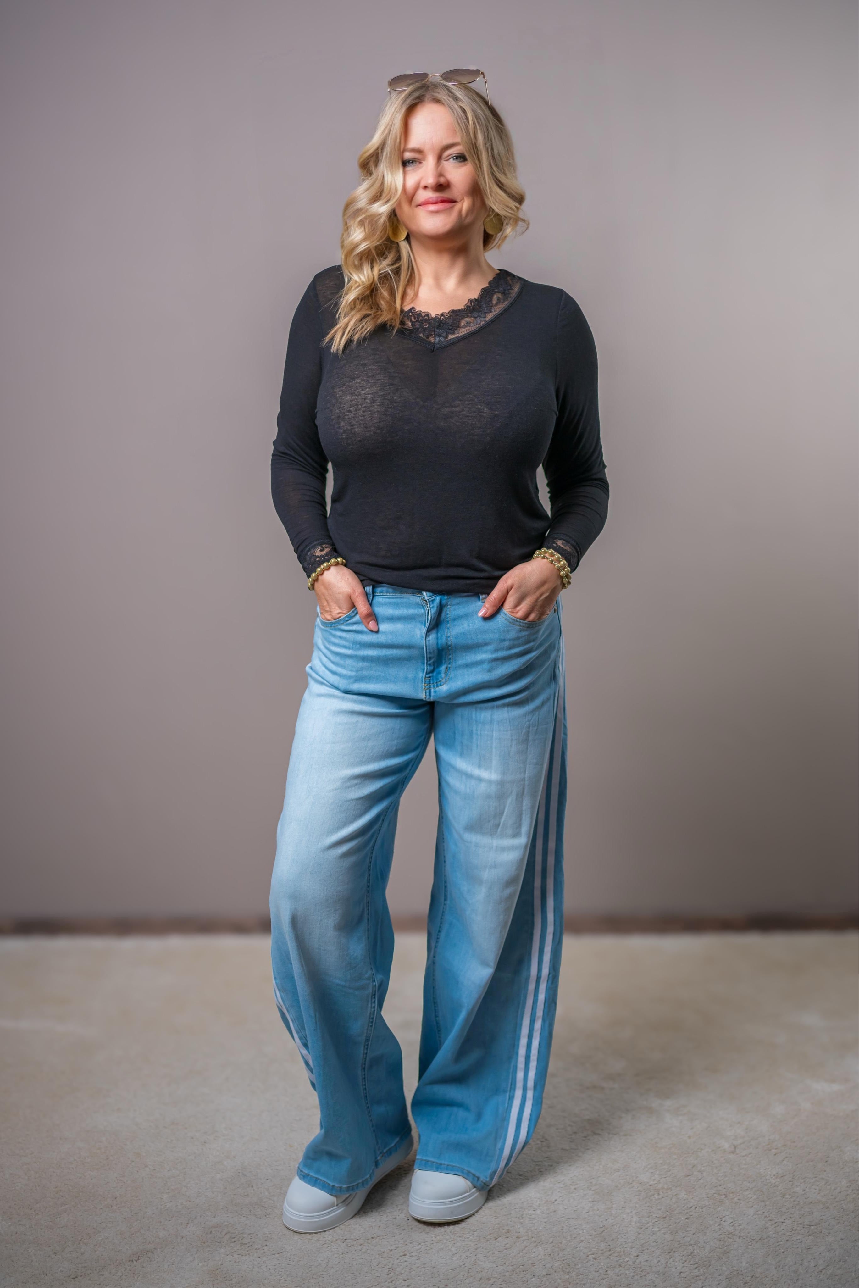 Leichtes Langarmshirt mit Spitzenausschnitt, schwarz