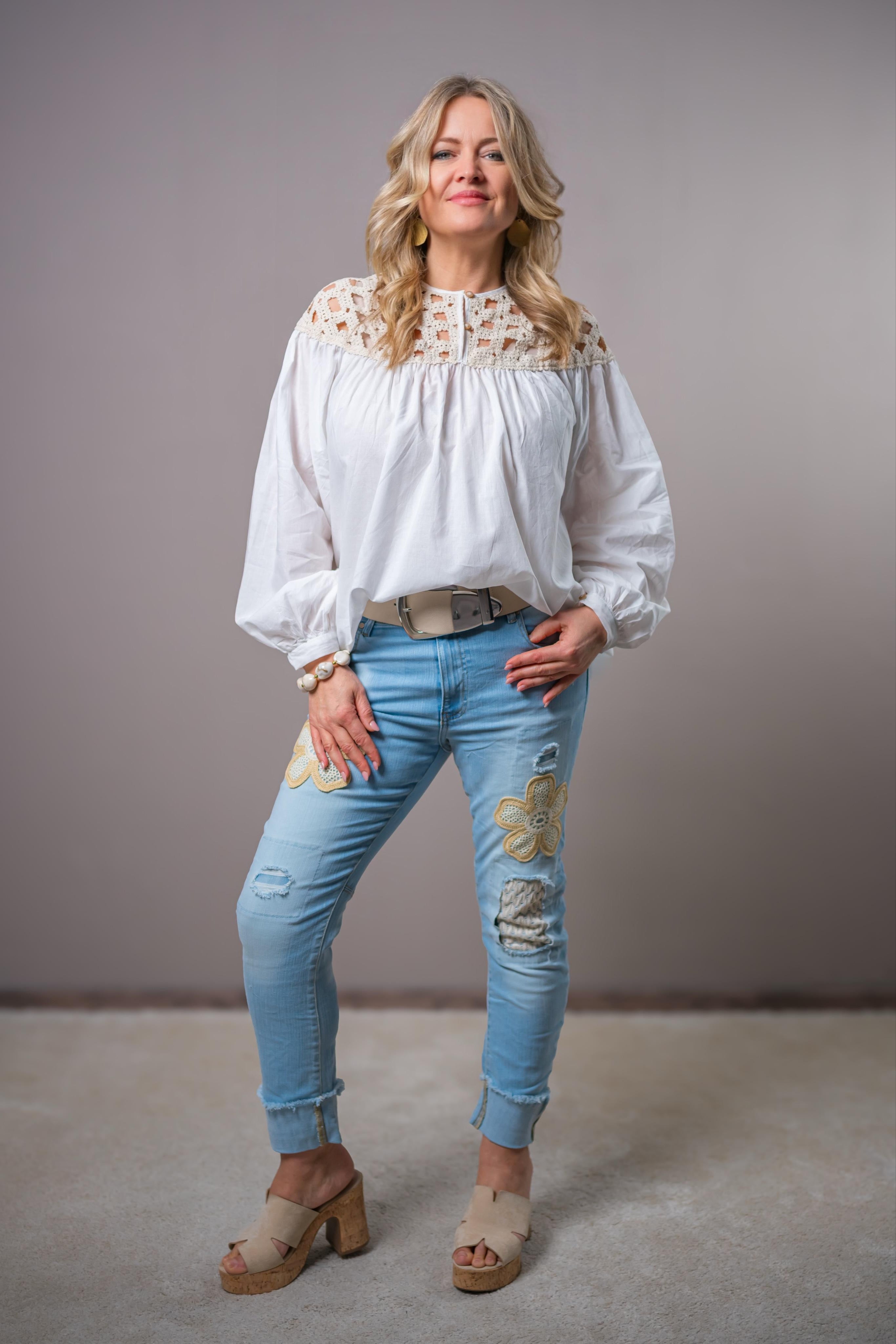 Stylische Bluse mit Häkelanteil, weiß