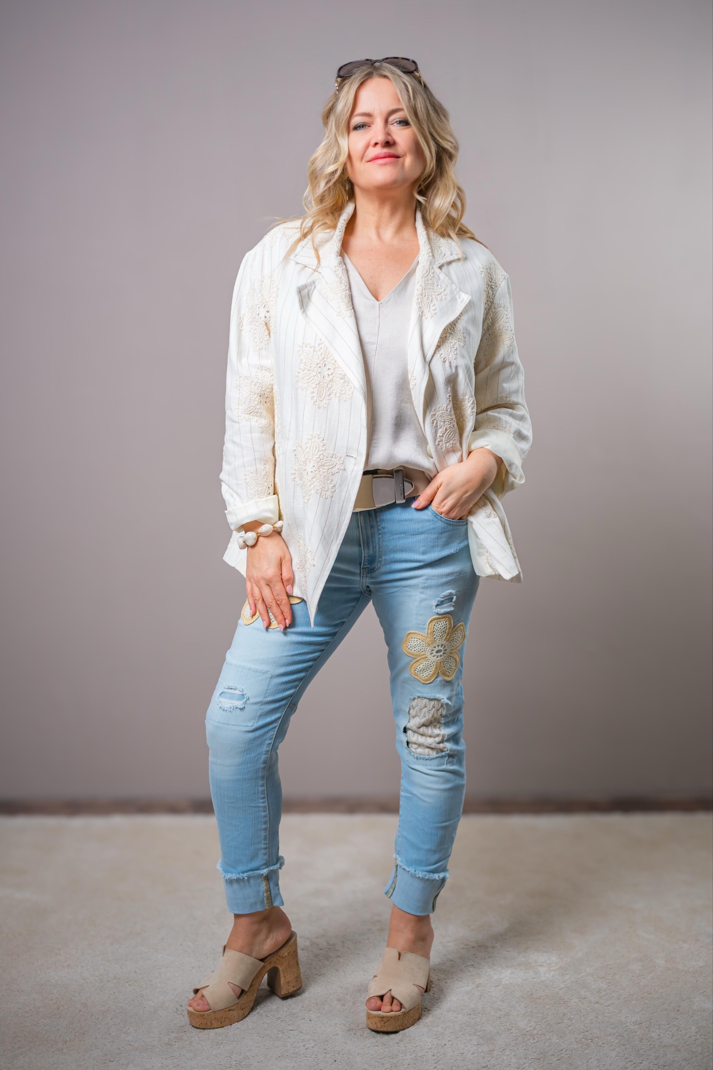 Stylischer Blazer mit Blumen-Stickerei, creme