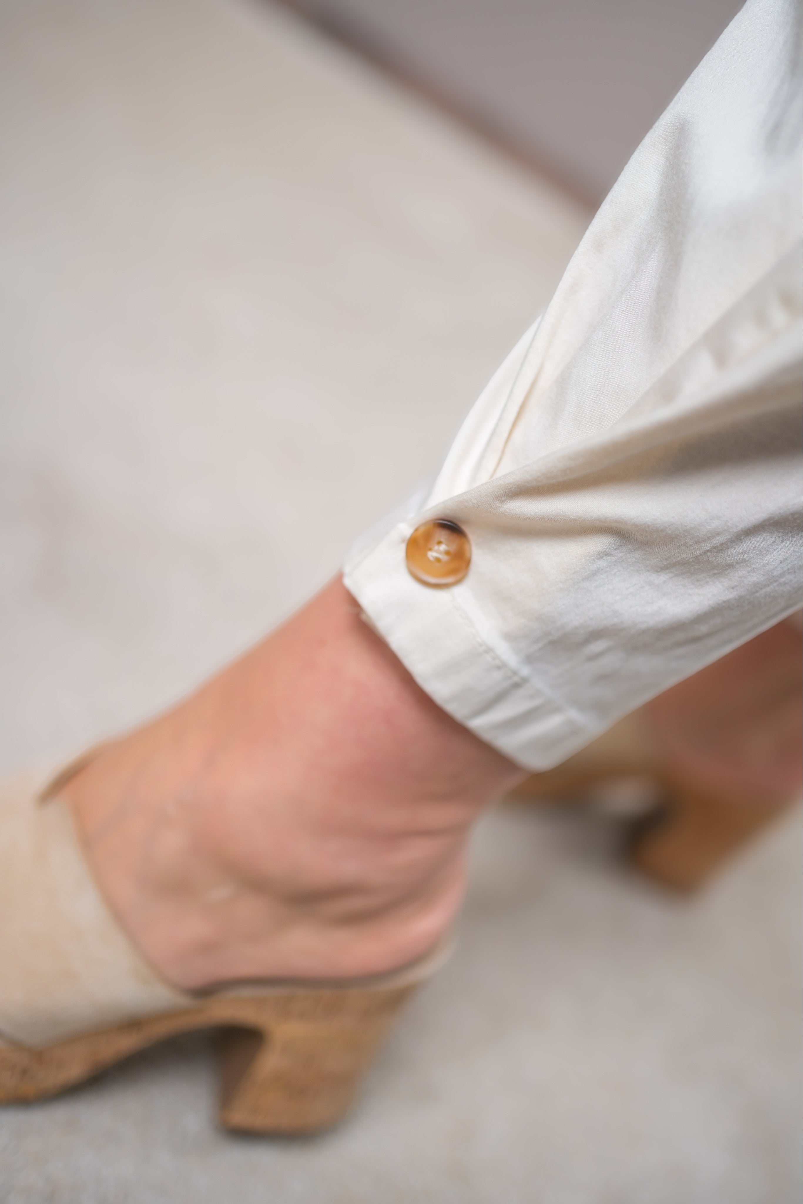 Chino-Hose mit Knopfdetail am Saum, beige