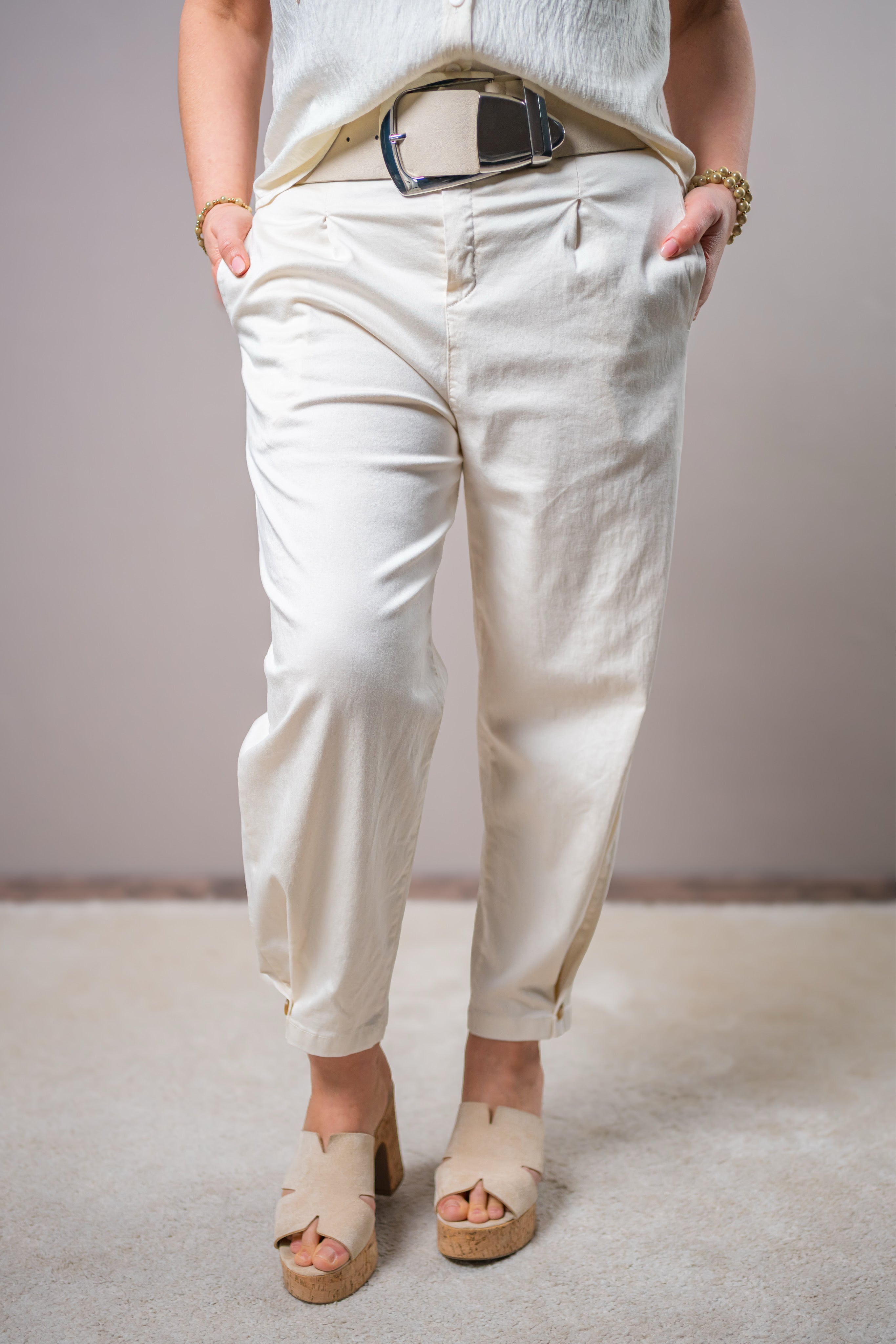 Chino-Hose mit Knopfdetail am Saum, beige