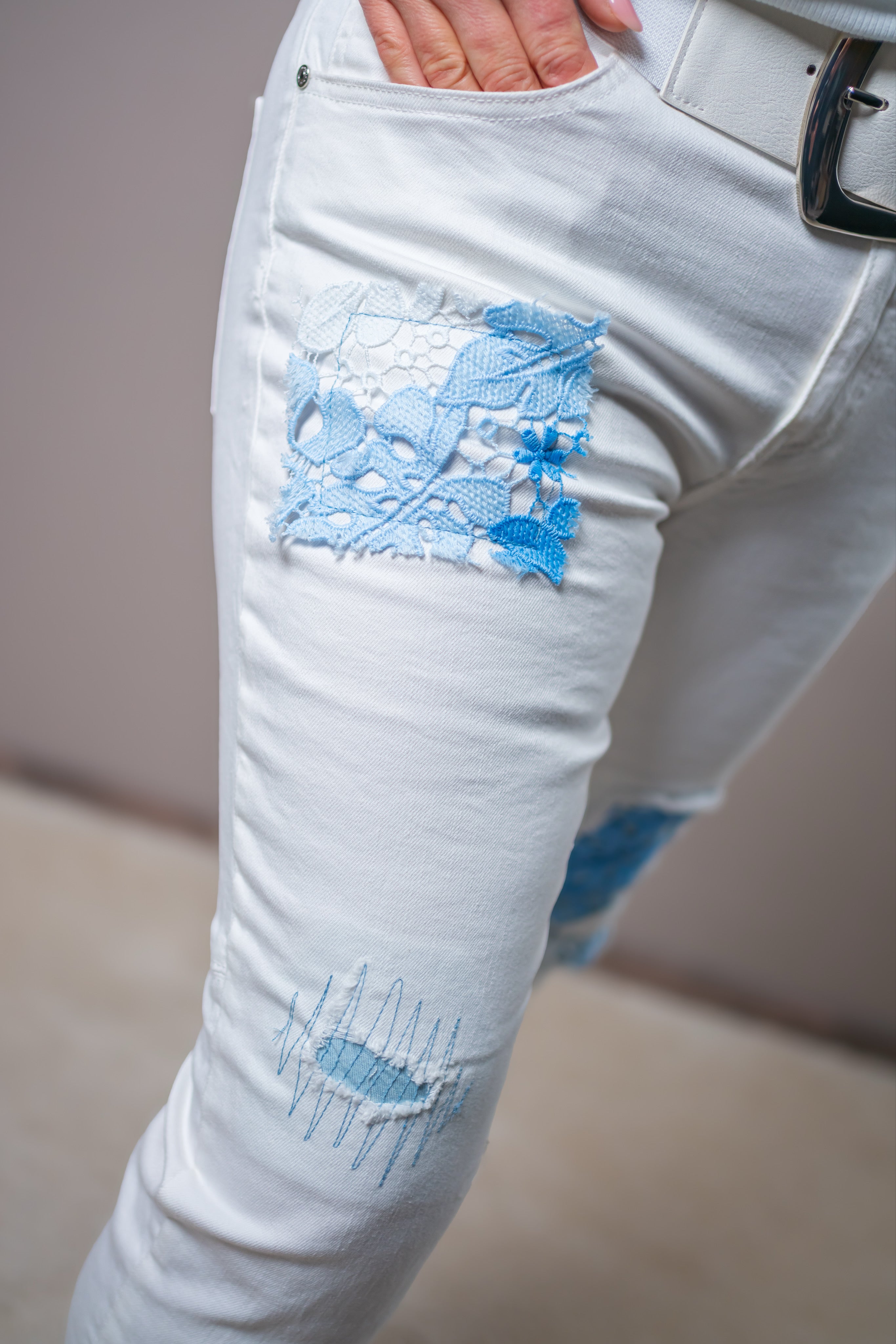Weiße Jeans mit blauen Spitzen-Patches
