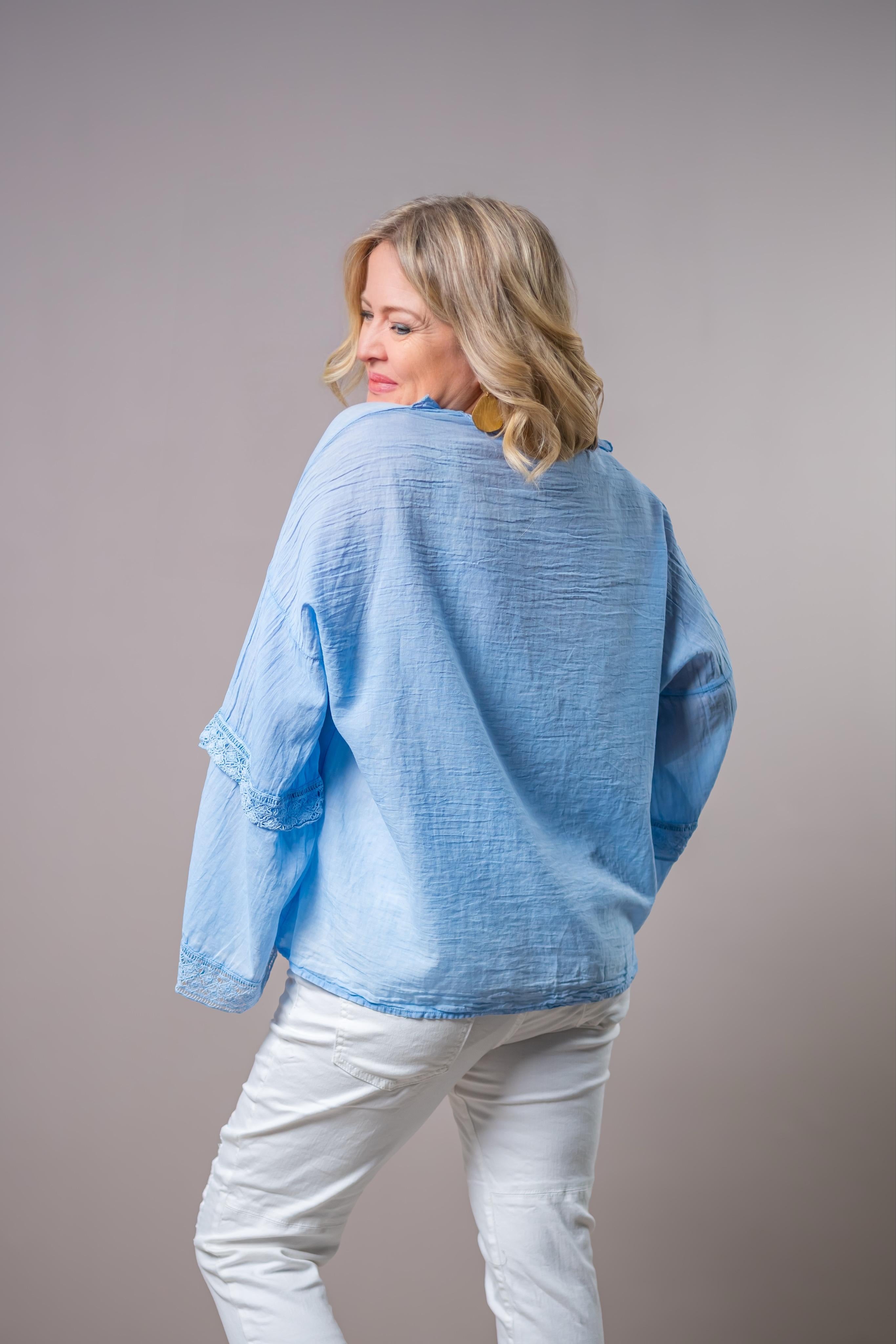 Verwaschene Bluse mit Volants, hellblau