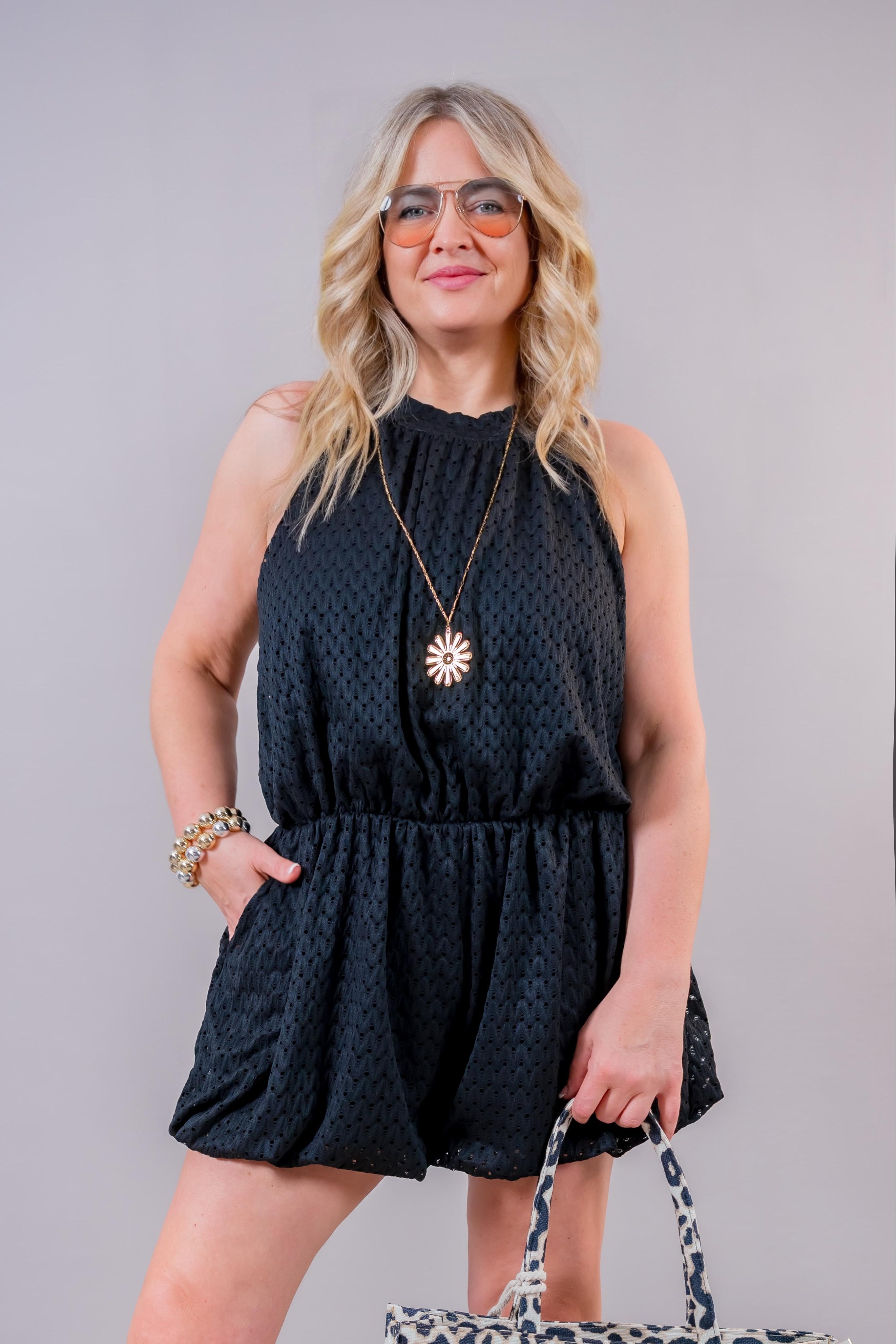 Jumpsuit mit Lochstickerei, schwarz