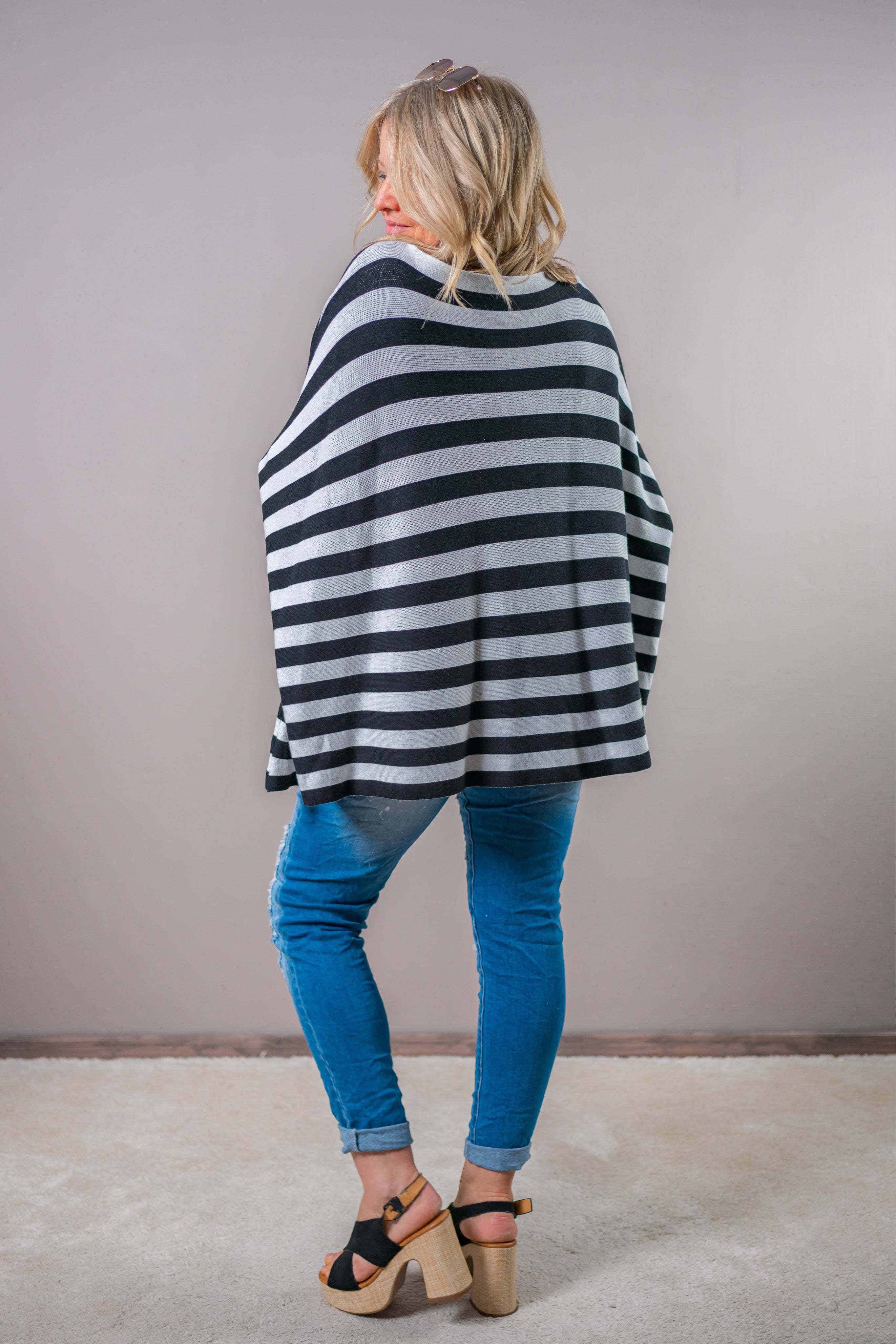 Gestreifter Strickpullover mit Stulpenärmeln, schwarz/weiß