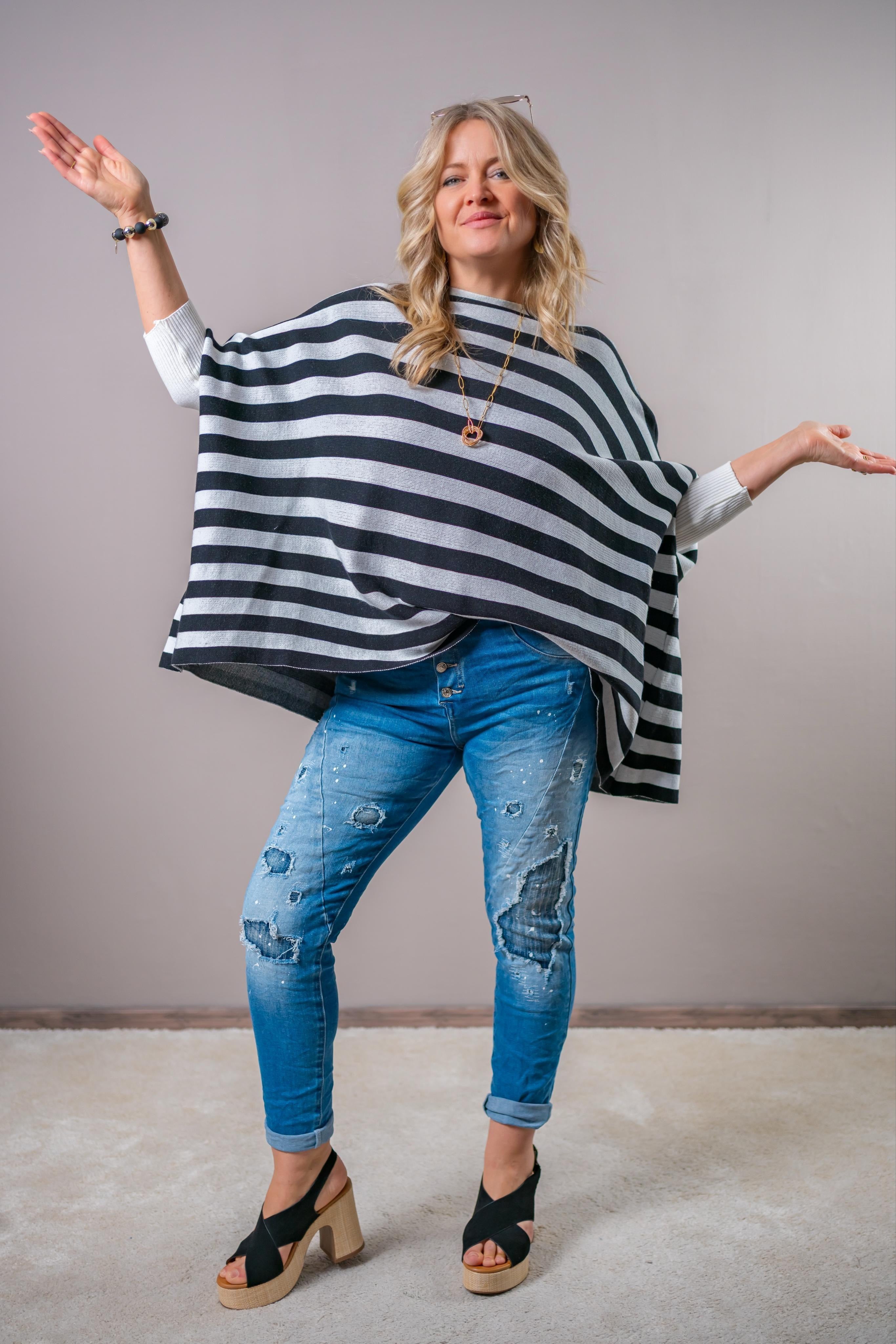 Gestreifter Strickpullover mit Stulpenärmeln, schwarz/weiß