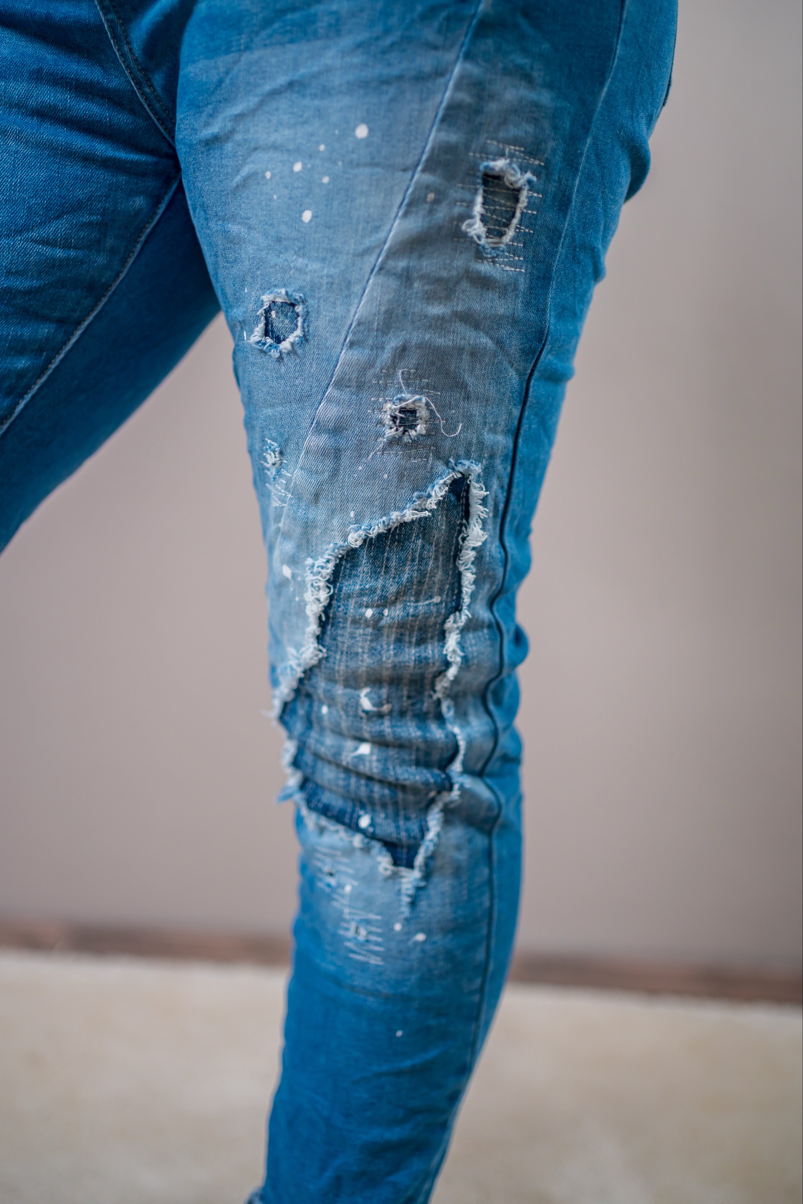 Jeans im Destroyed-Style und Farbe, blau