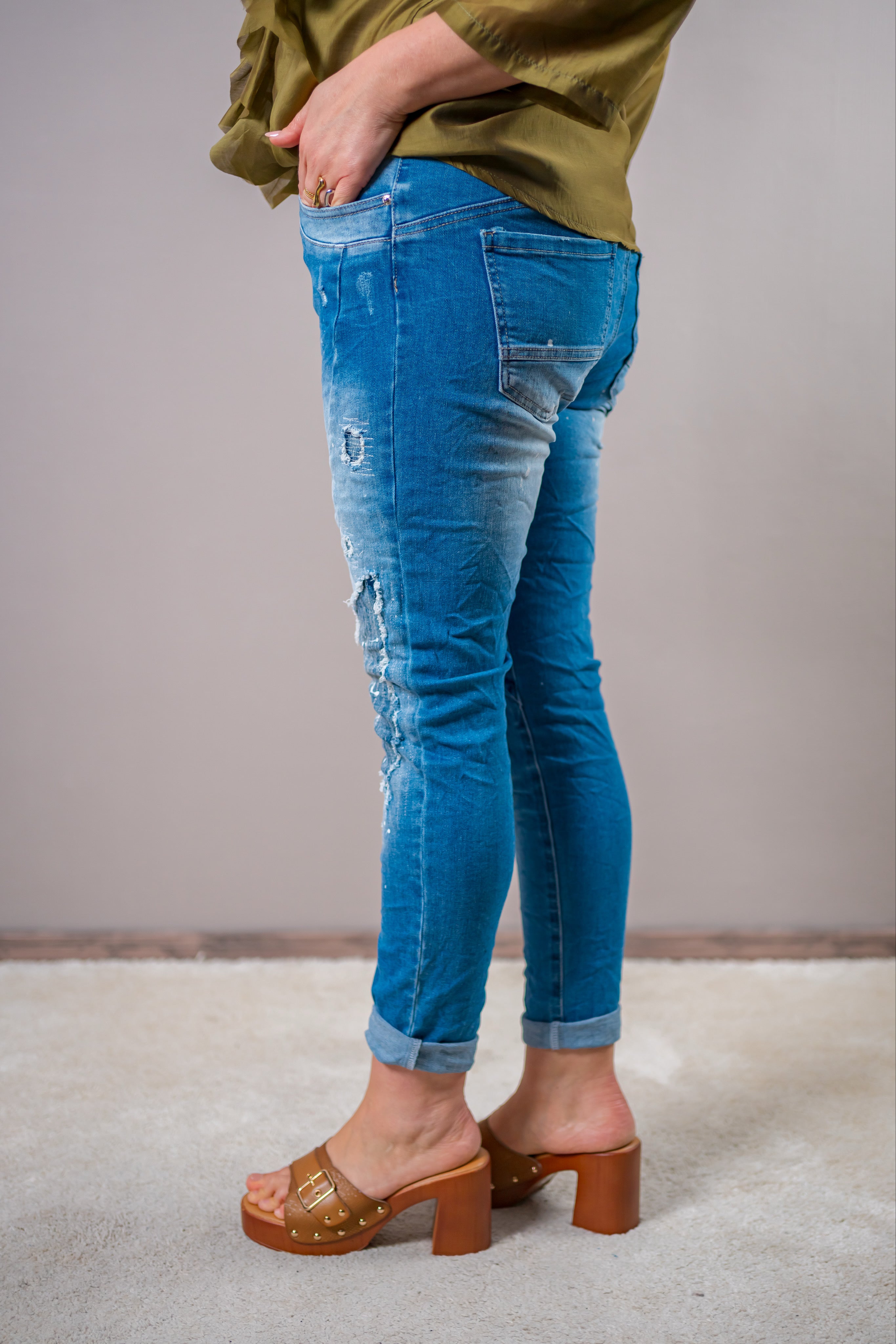 Jeans im Destroyed-Style und Farbe, blau