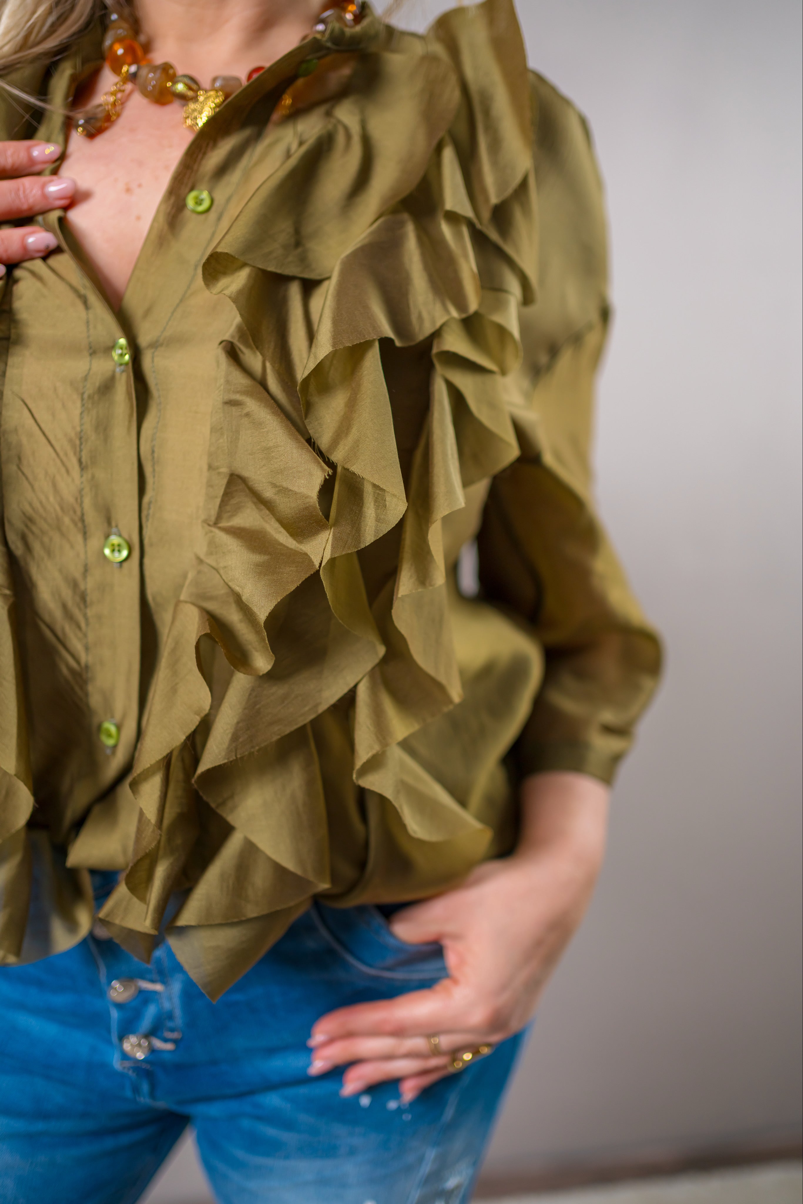Bluse mit eleganten Volants, olivgrün
