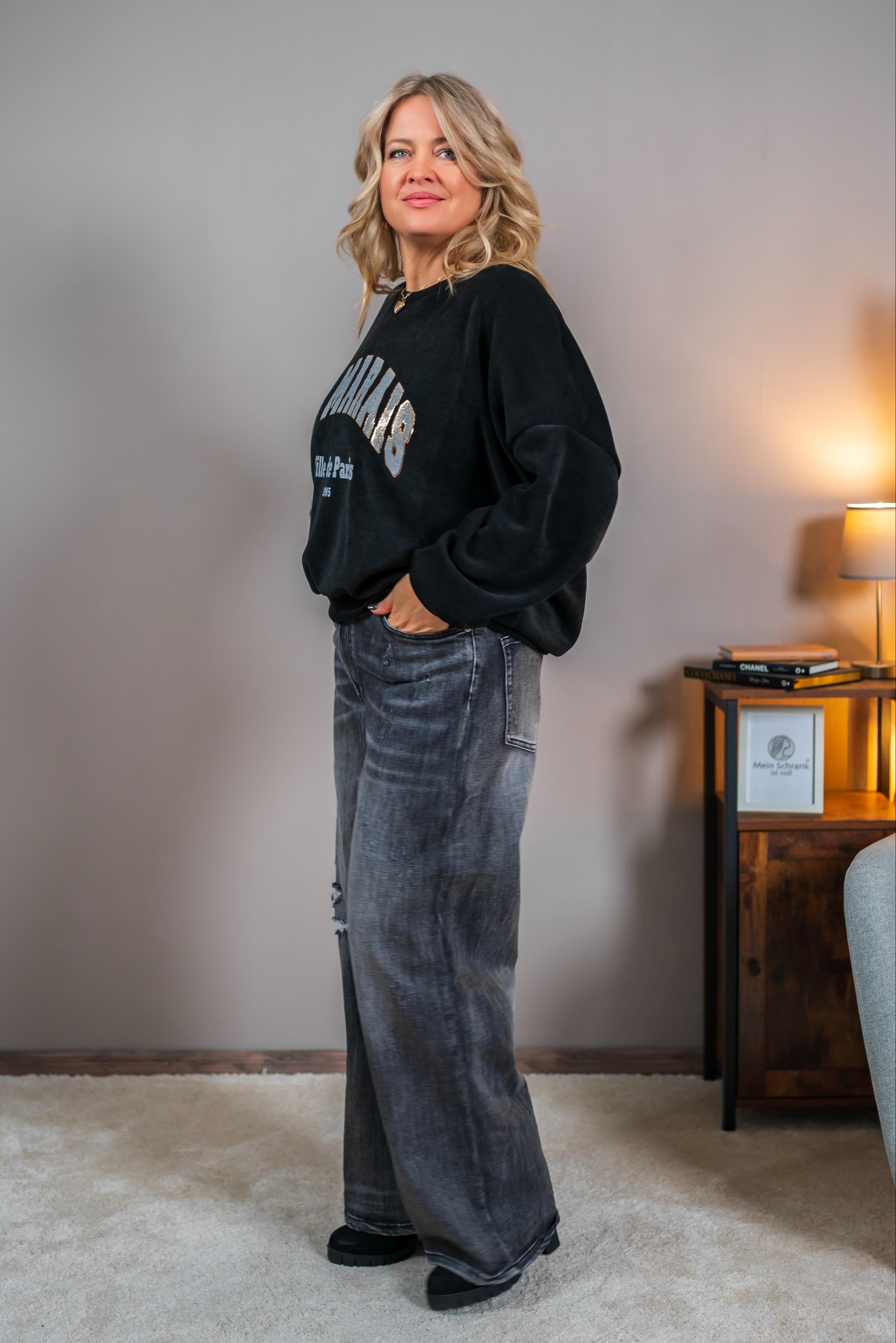 Kuscheliges Sweatshirt in Cordoptik mit Statement-Print, schwarz