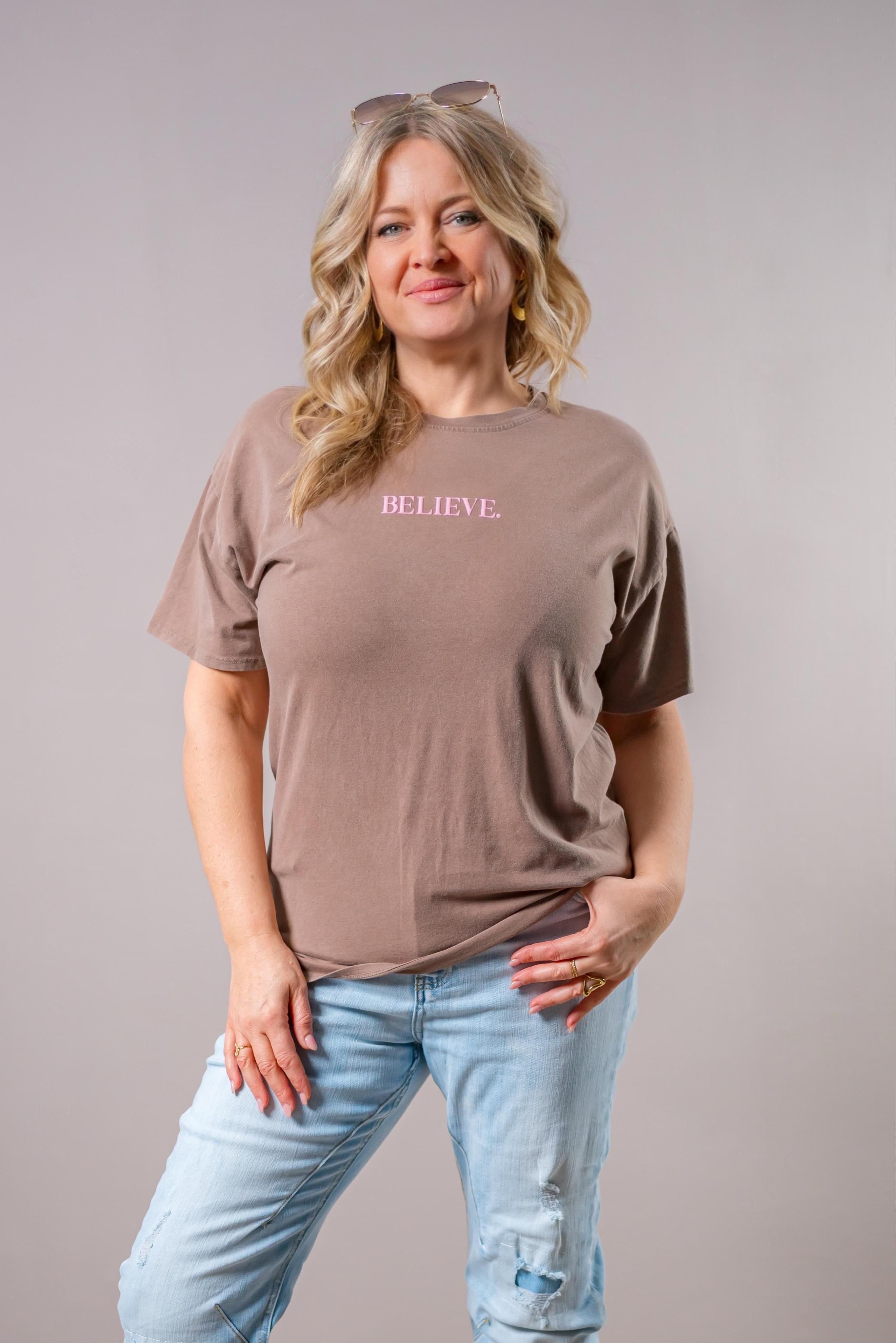 T-Shirt mit Print "BELIEVE", braun/pink